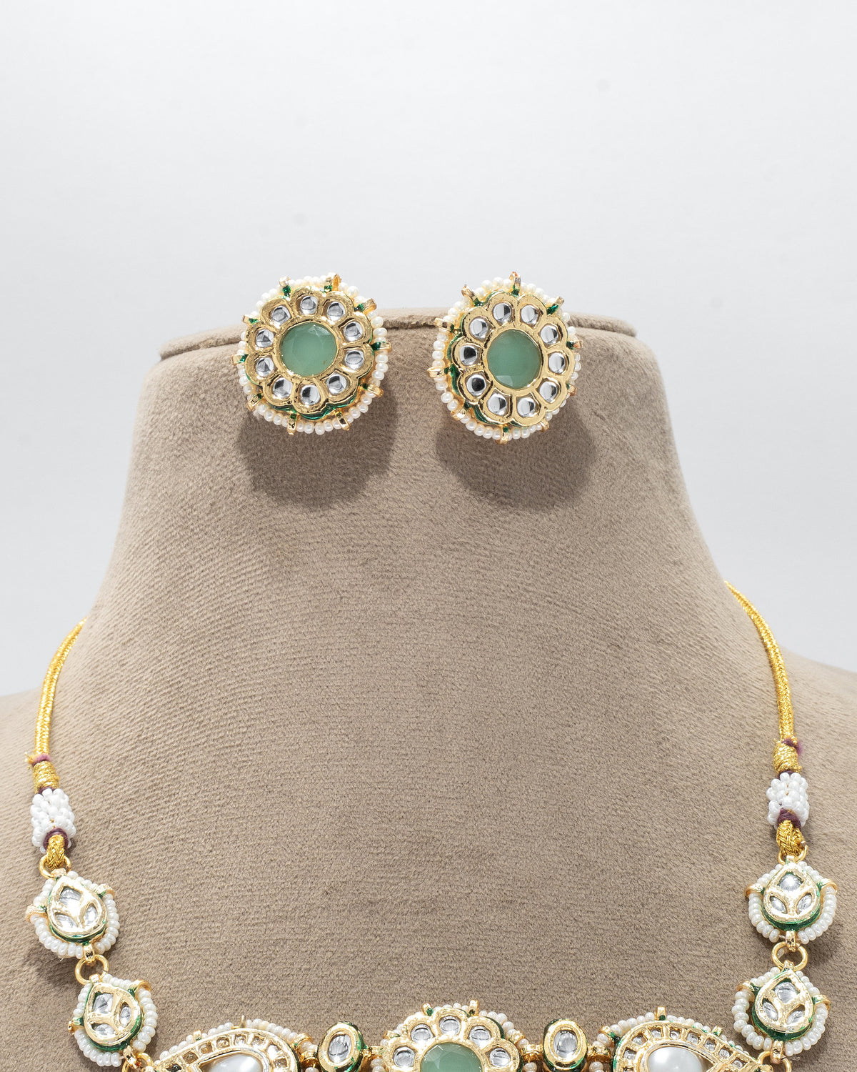 Exquisite Kundan and Pearl Jewelry Set