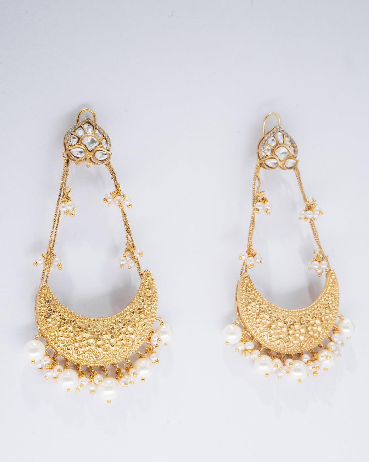 Elegant Gold-Plated Maang Tikka with Pearl Accents