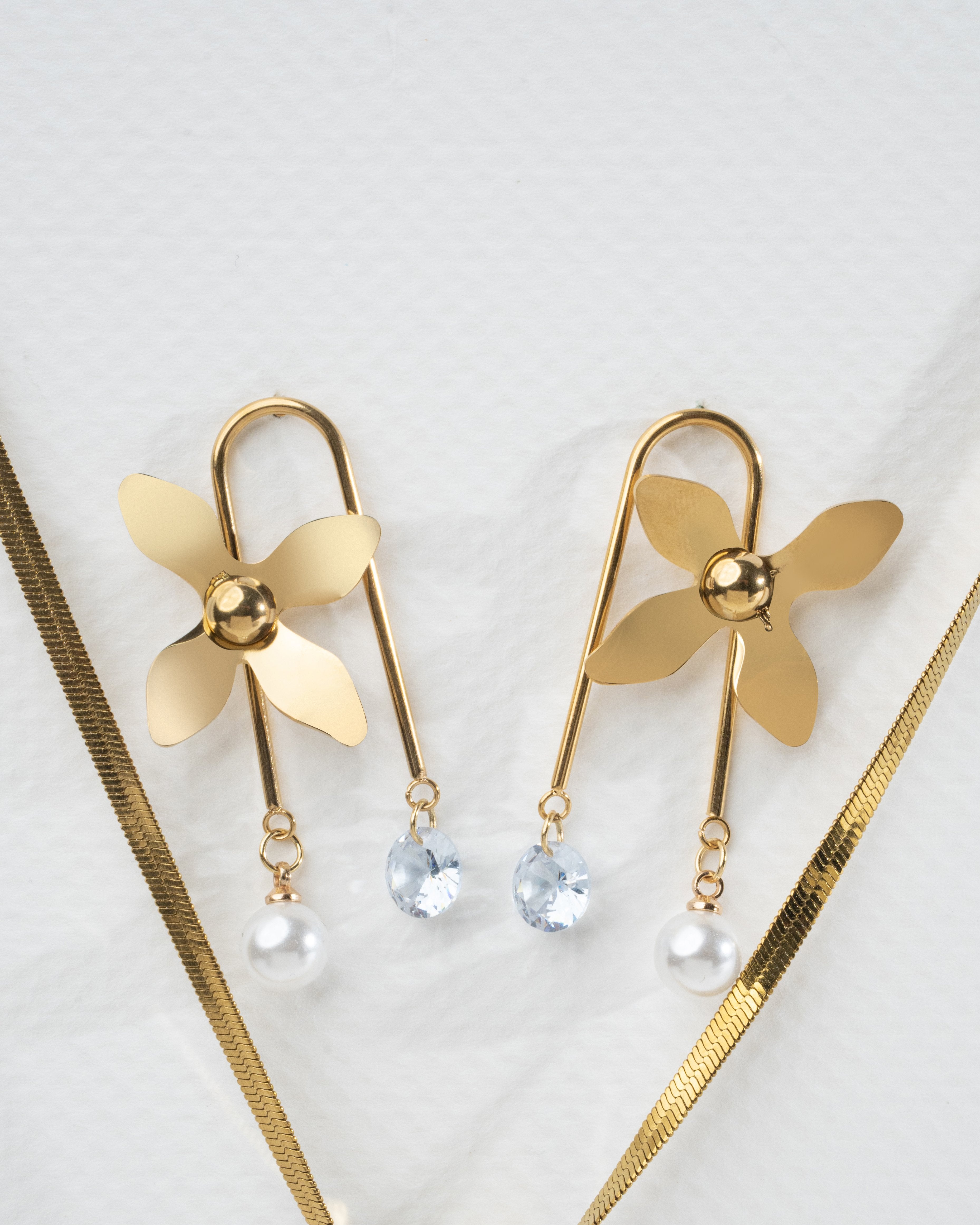 Elegant Gold Floral Jewelry Set with Crystal and Pearl Accents