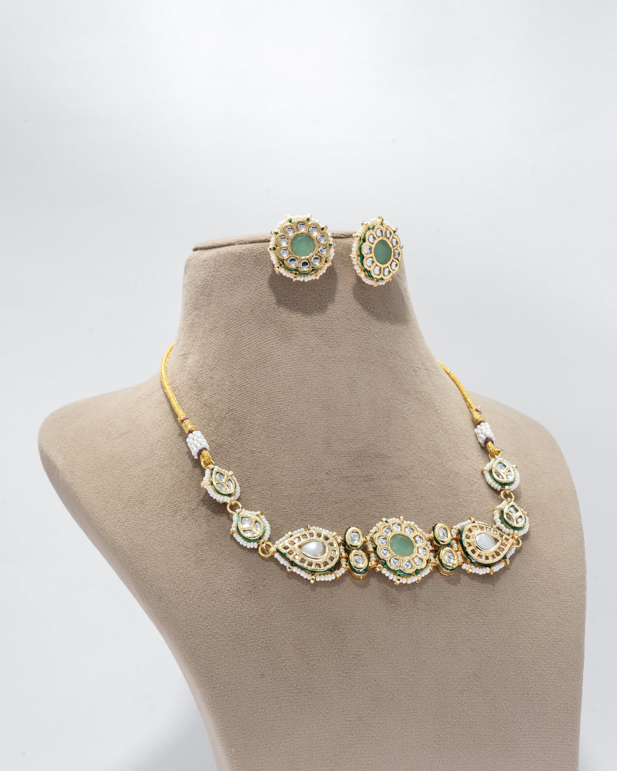 Exquisite Kundan and Pearl Jewelry Set