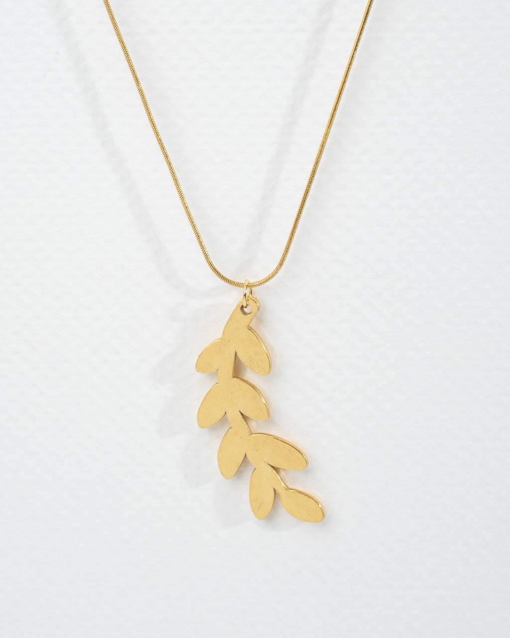 Elegant Gold Leaf Pendant Necklace