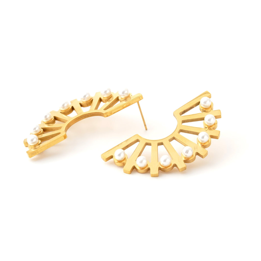 Elegant Gold and Pearl Geometric Earring
