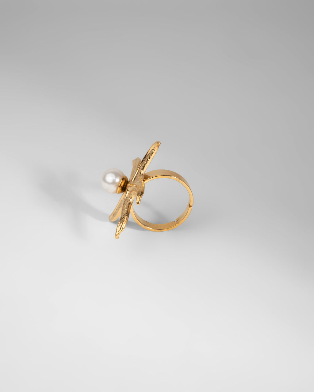 Elegant Starfish Design Gold Ring with Pearl Accent