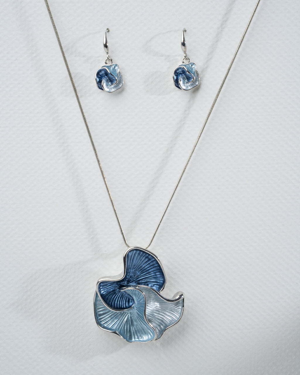 Elegant Blue Floral Pendant Necklace