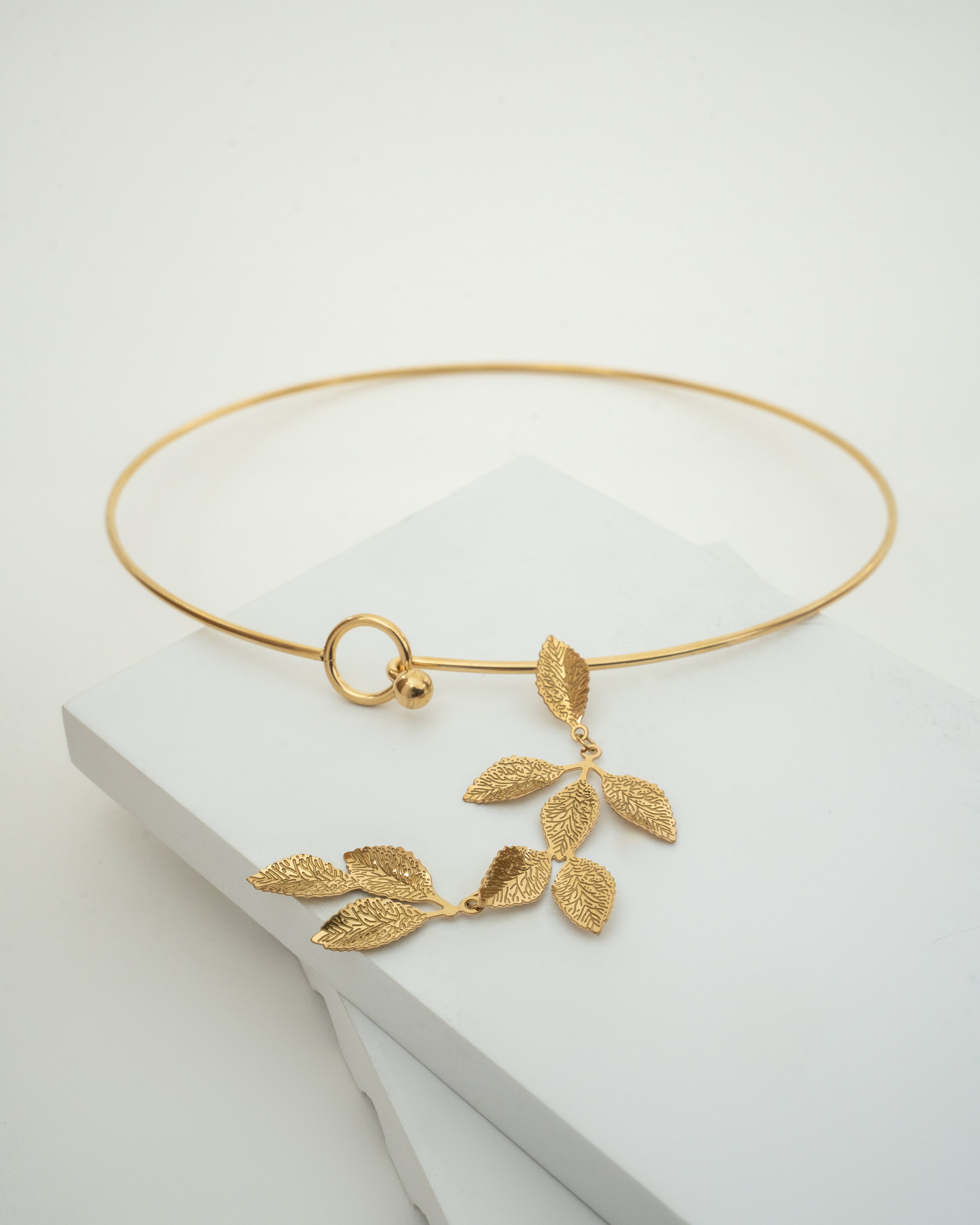 Elegant Gold Leaf Pendant Necklace