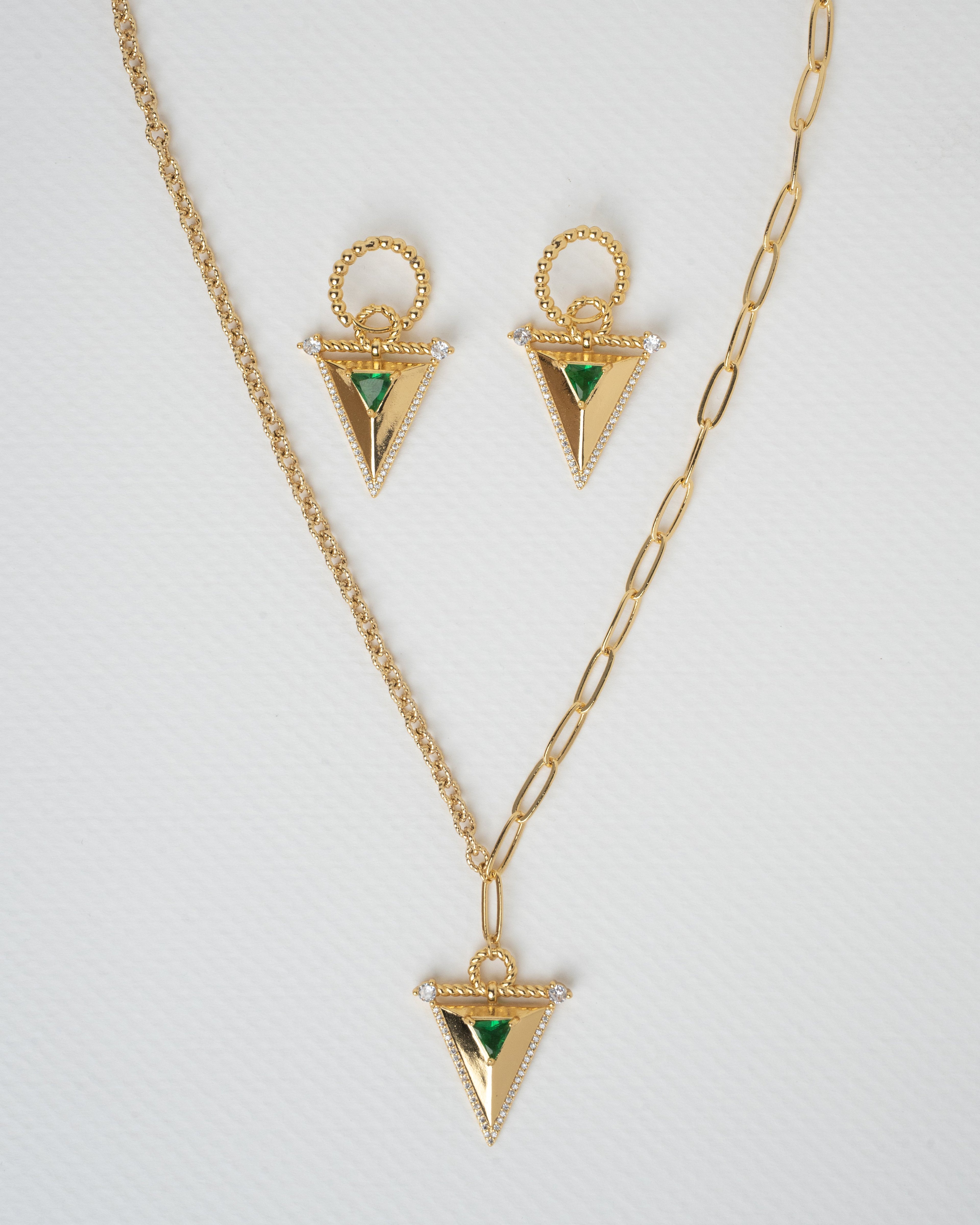 Elegant Triangular Gold Jewelry Set with Emerald Highlights