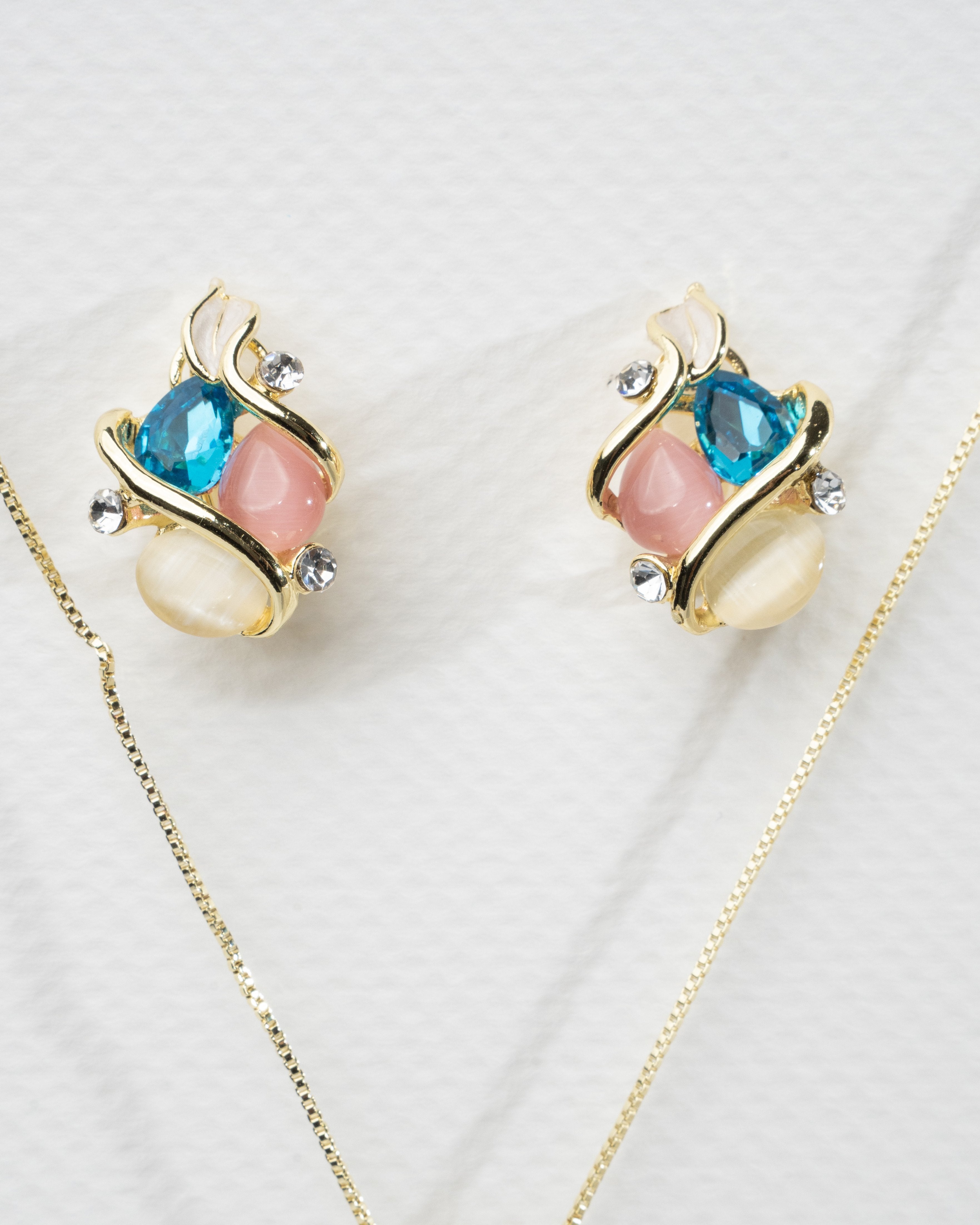 Elegant Tri-Gem Gold Pendant Necklace