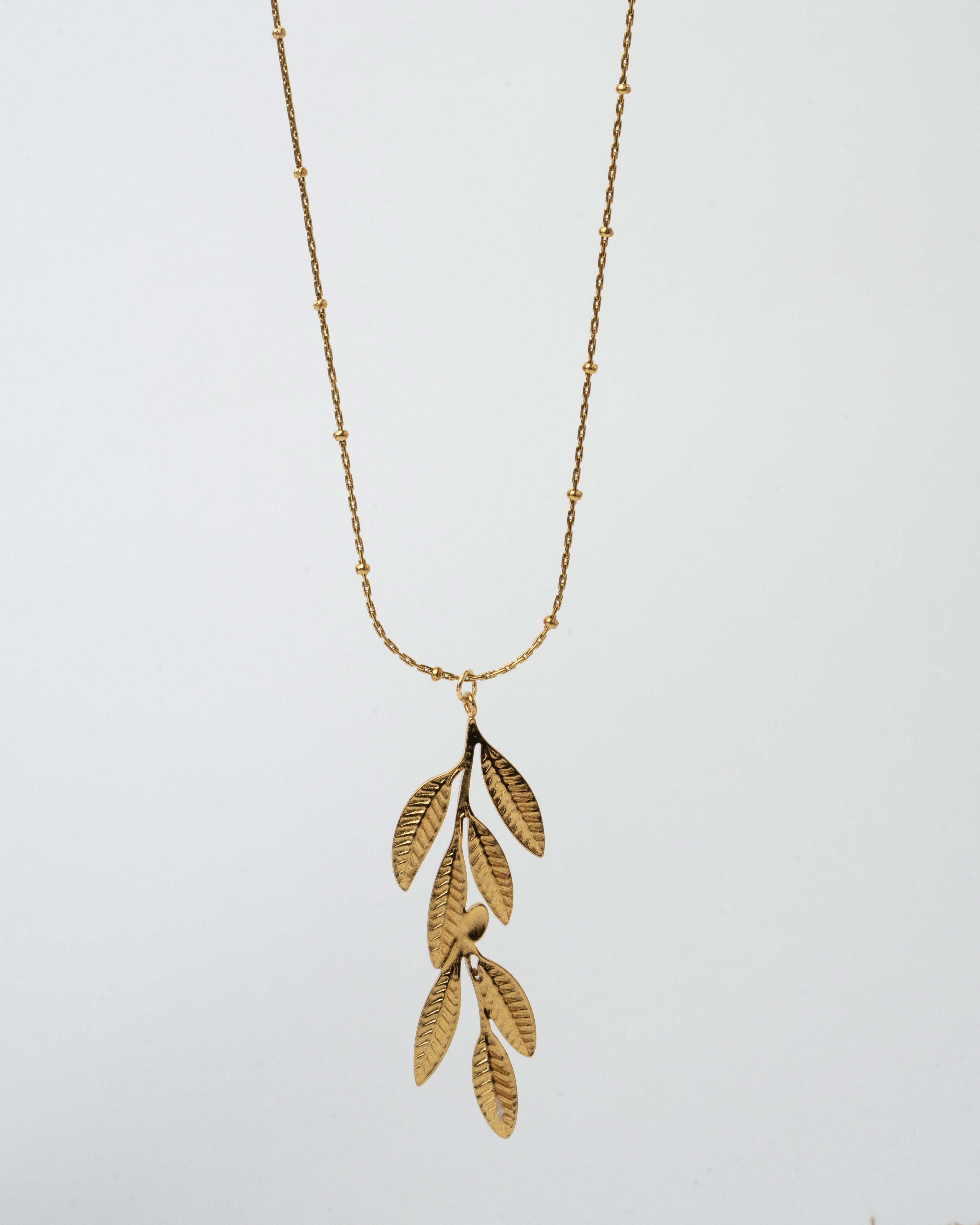 Elegant Gold Leaf Pendant Necklace