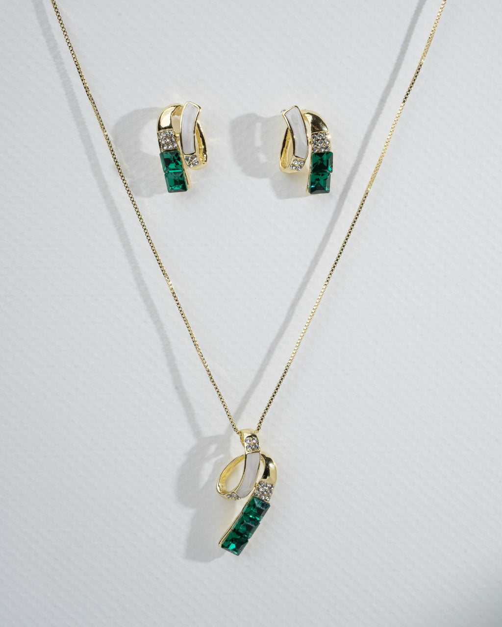 Elegant Gold and Emerald Jewelry Set