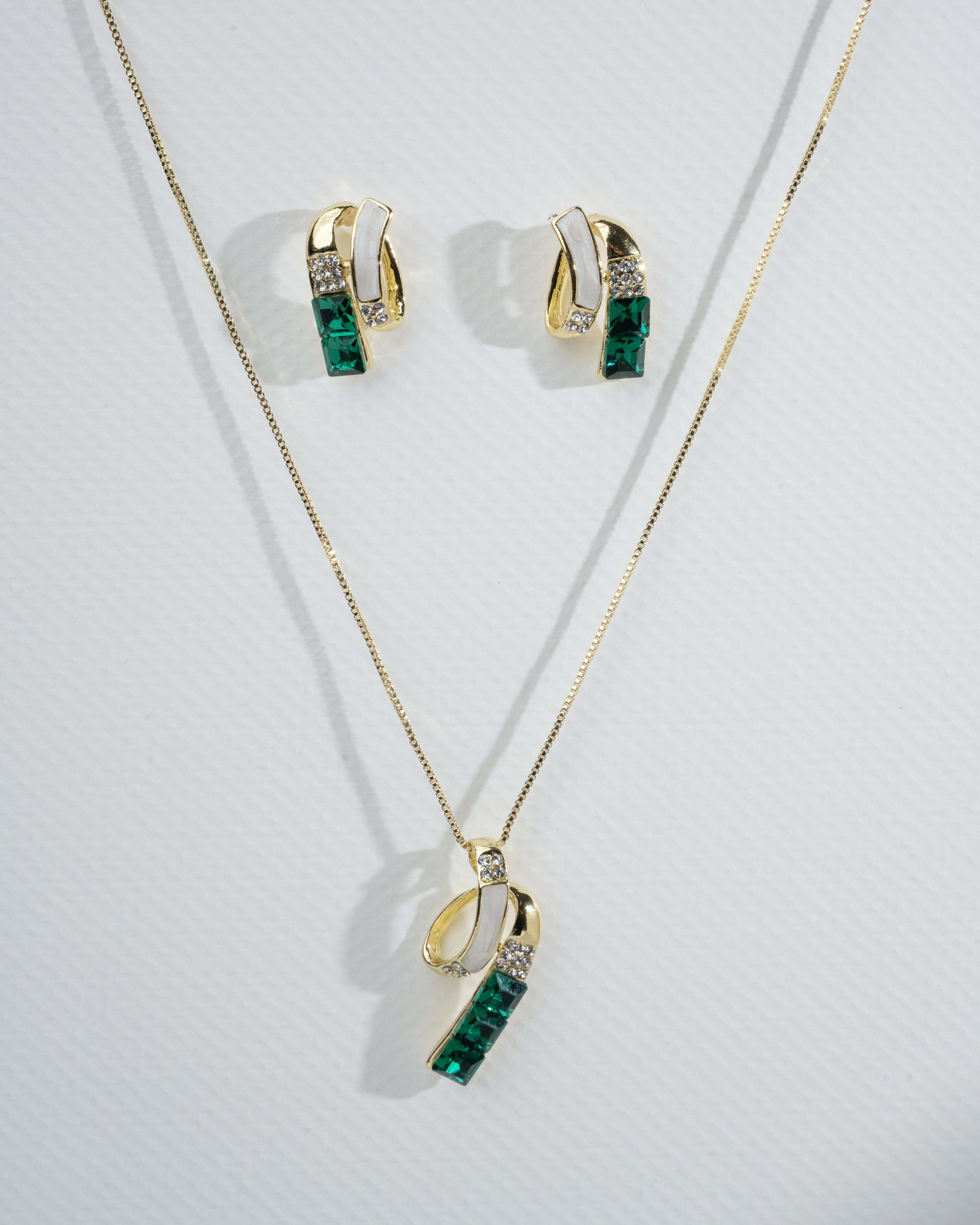 Elegant Gold and Emerald Jewelry Set