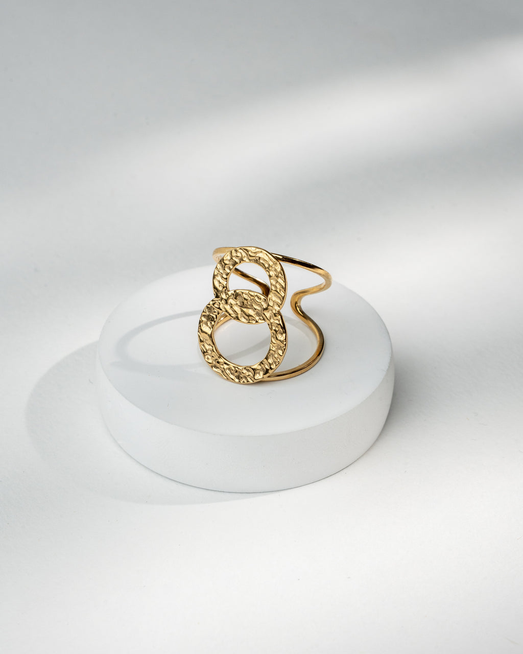 Elegant Interlocking Circle Gold Ring