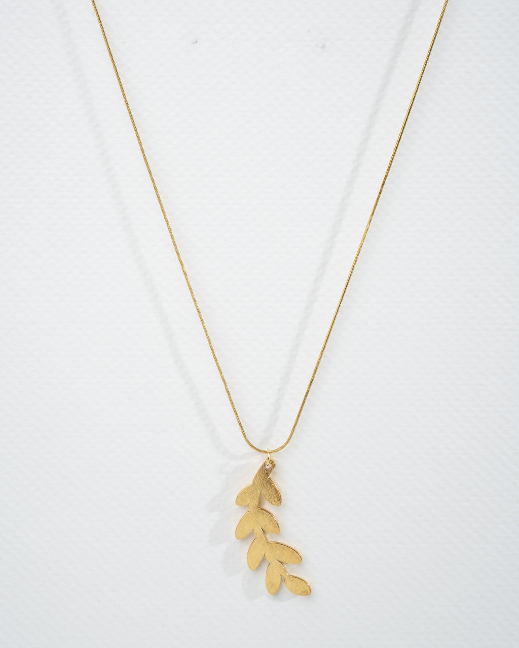 Elegant Gold Leaf Pendant Necklace
