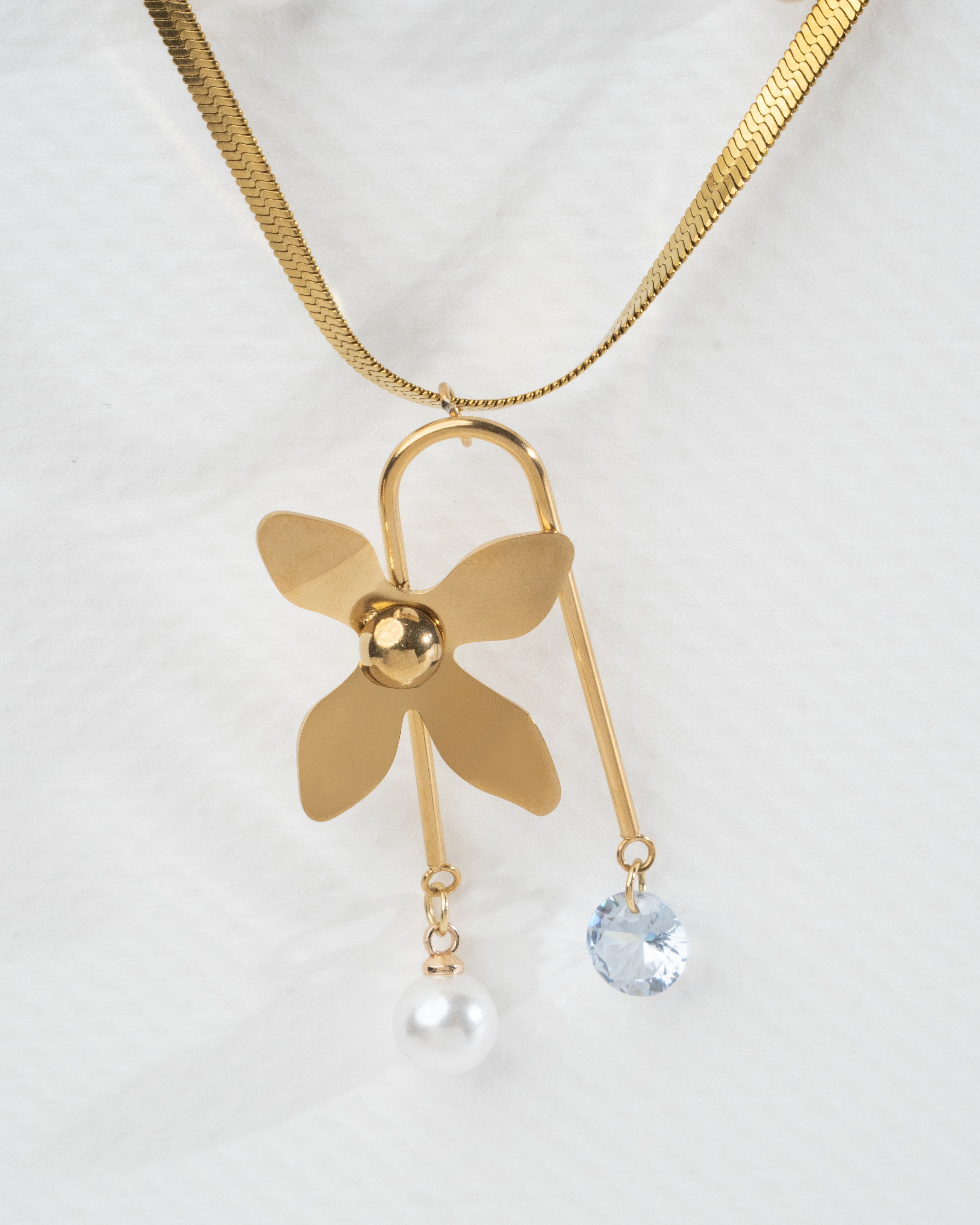 Elegant Gold Floral Jewelry Set with Crystal and Pearl Accents