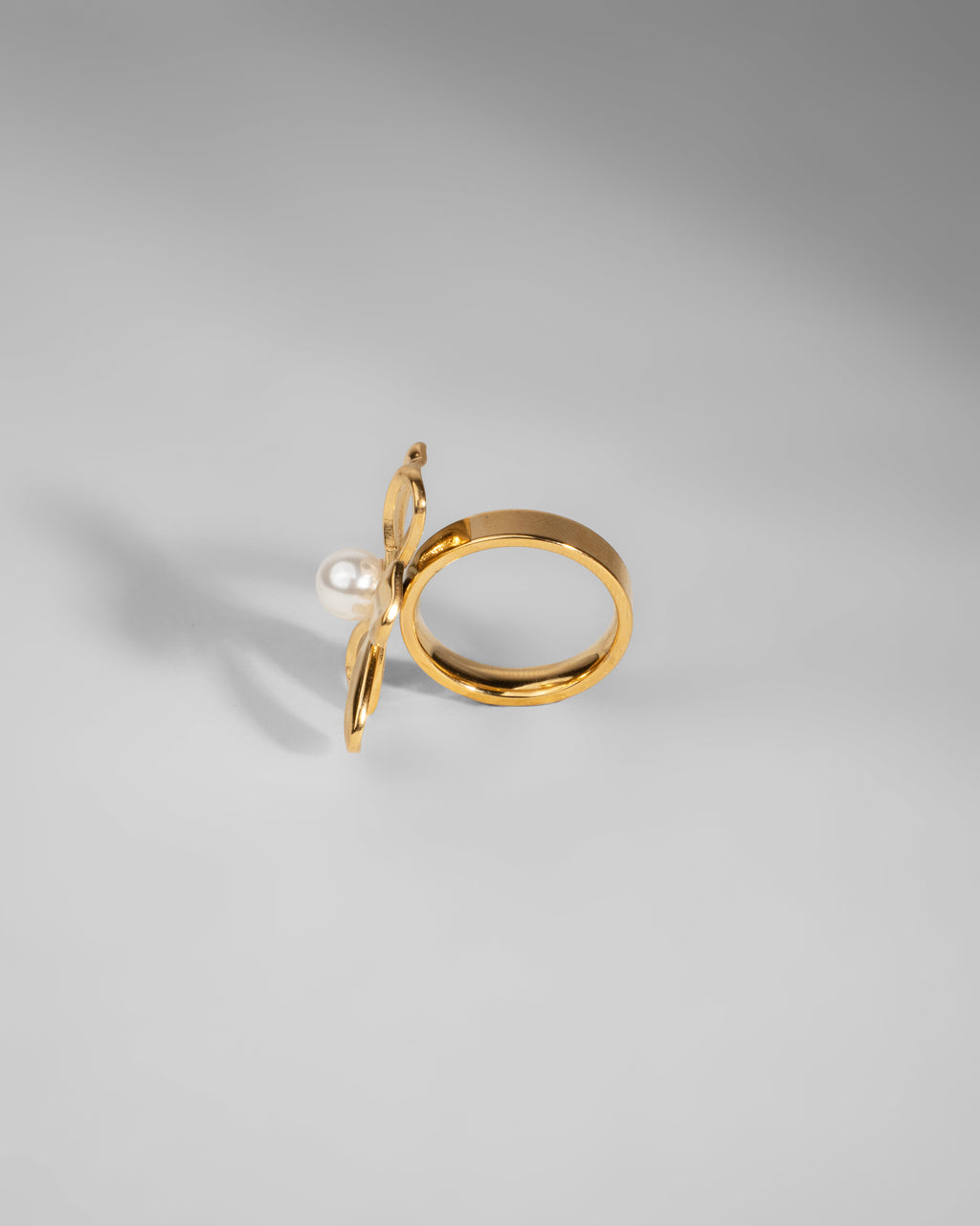 Elegant Gold Bow Pearl Ring