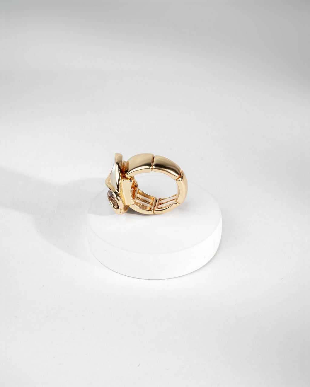 Elegant Dual-Toned Pearl Enamel Ring