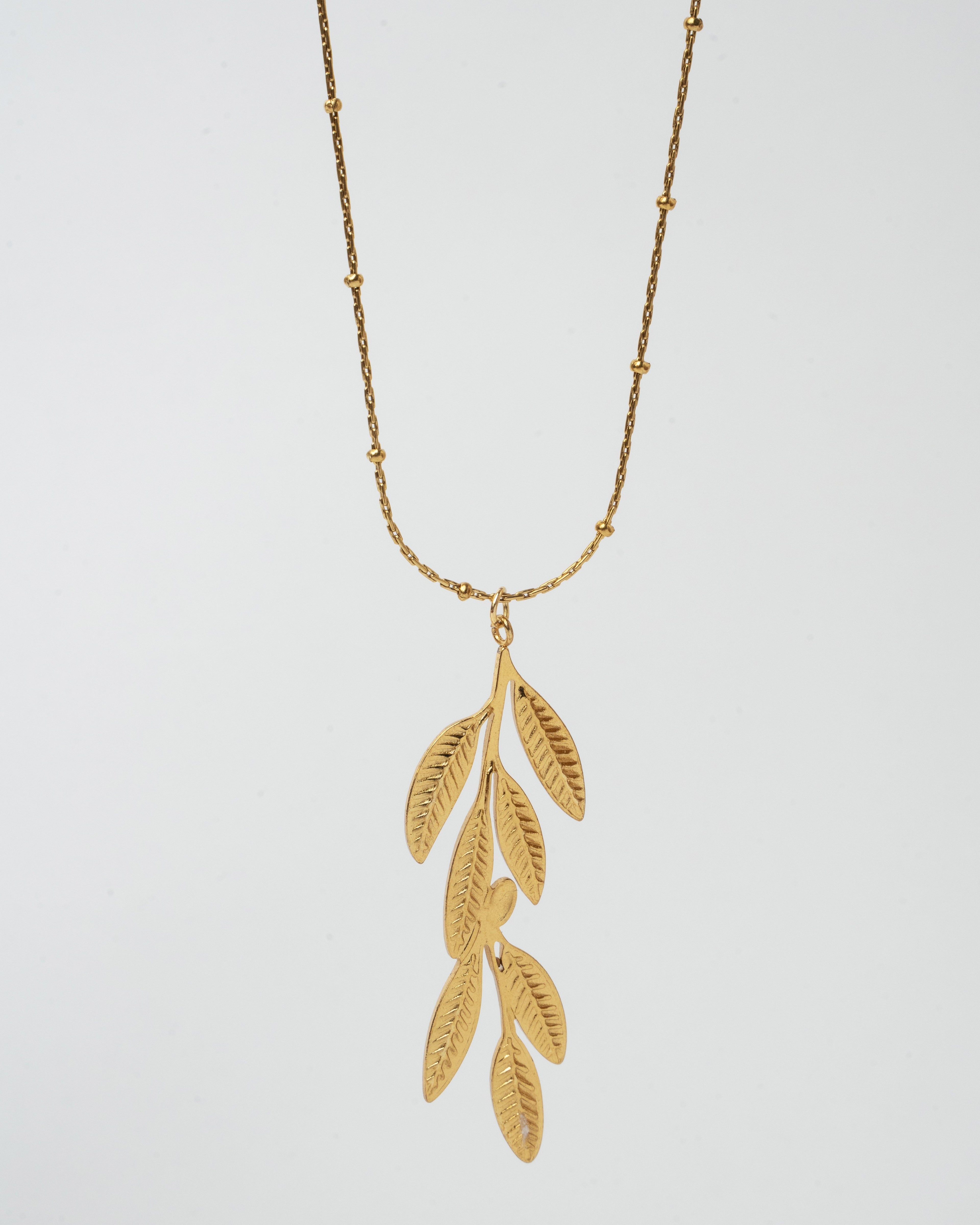 Elegant Gold Leaf Pendant Necklace
