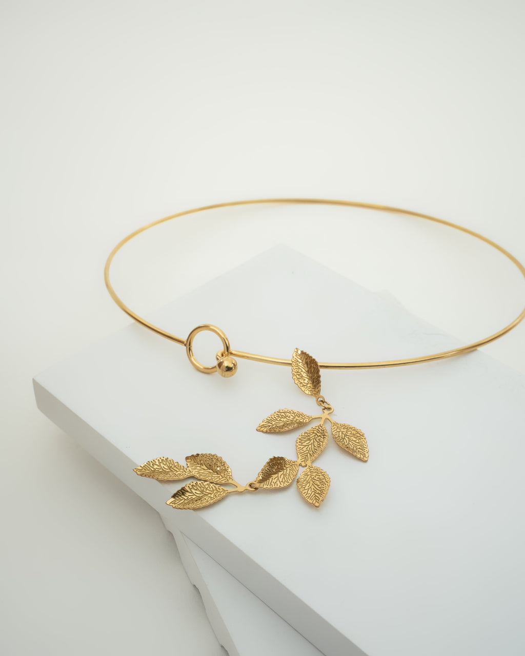 Elegant Gold Leaf Pendant Necklace