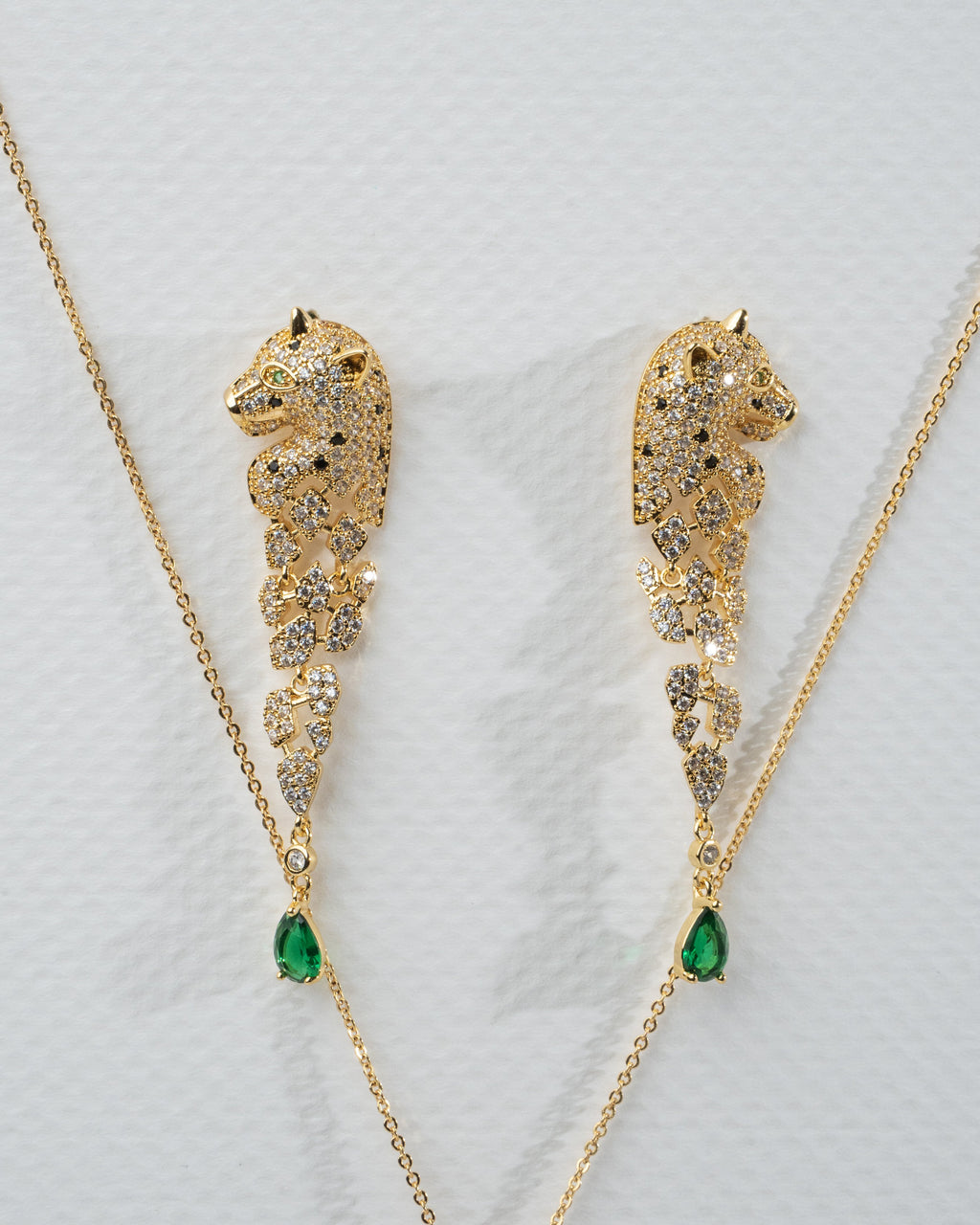 Elegant Panther Motif Gold Jewelry Set with Emerald Accents
