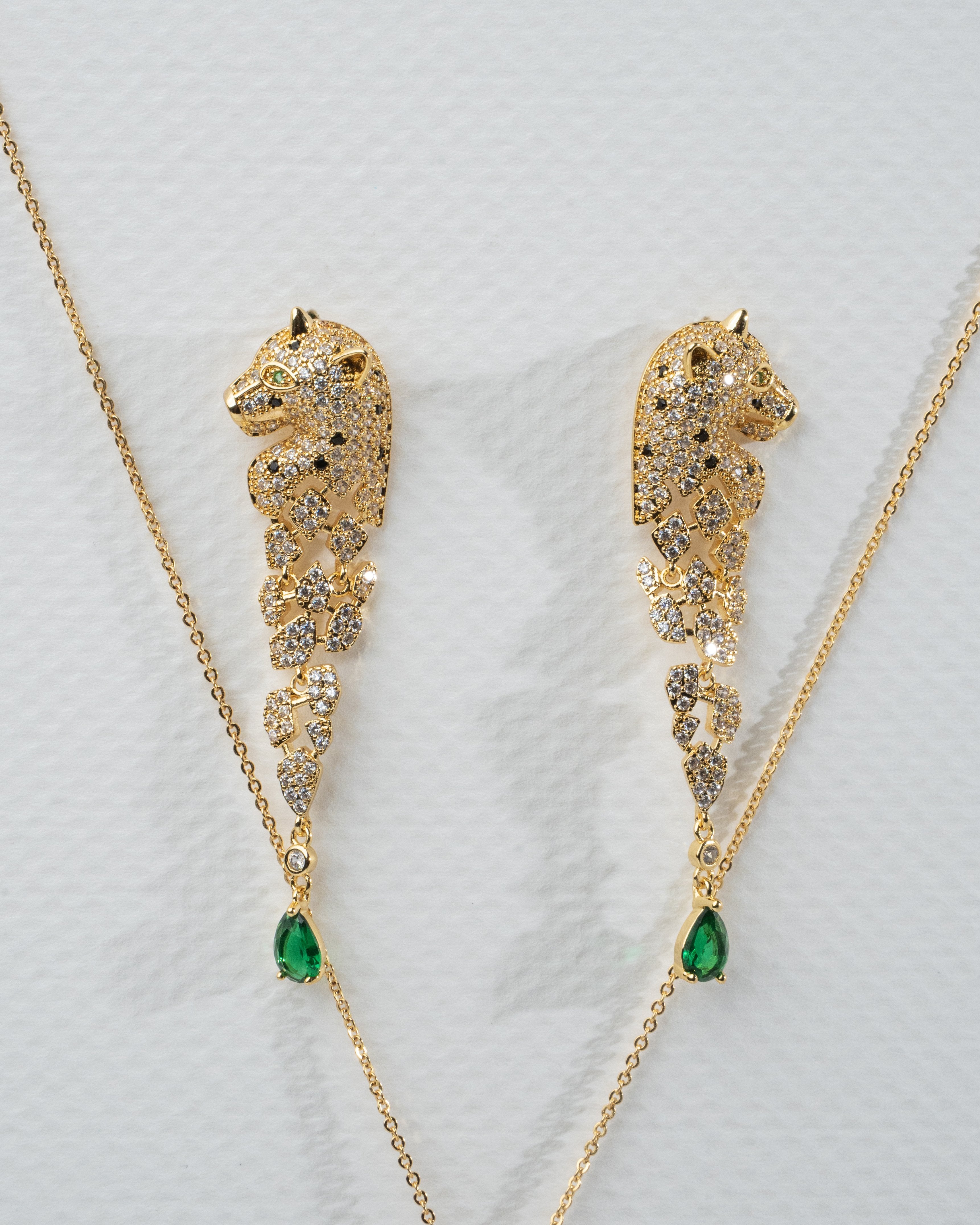 Elegant Panther Motif Gold Jewelry Set with Emerald Accents
