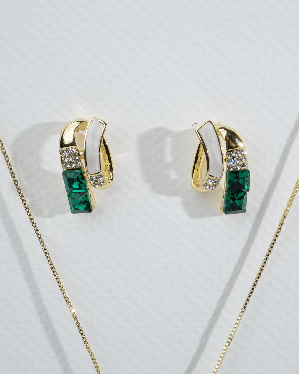 Elegant Gold and Emerald Jewelry Set