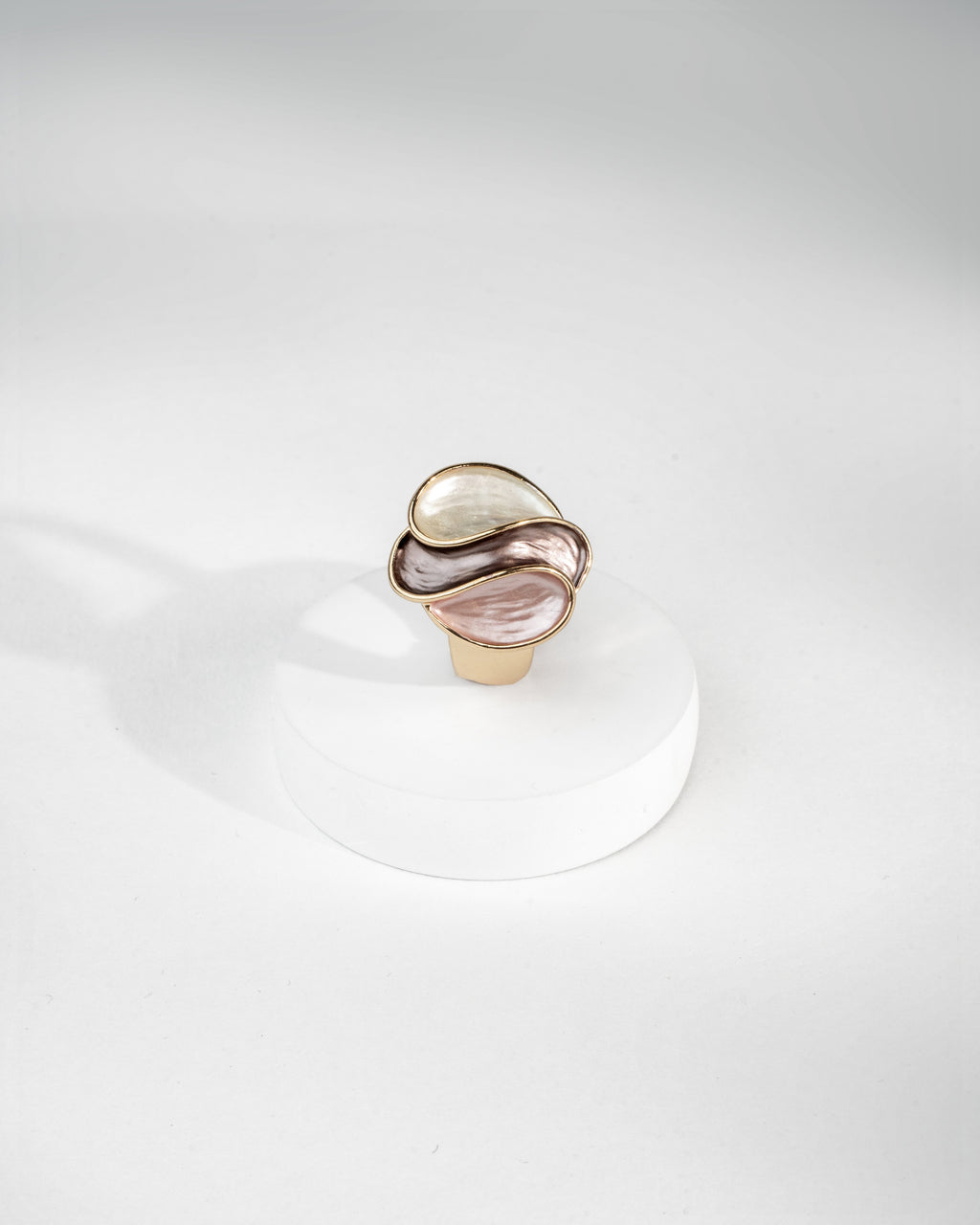 Elegant Dual-Toned Pearl Enamel Ring