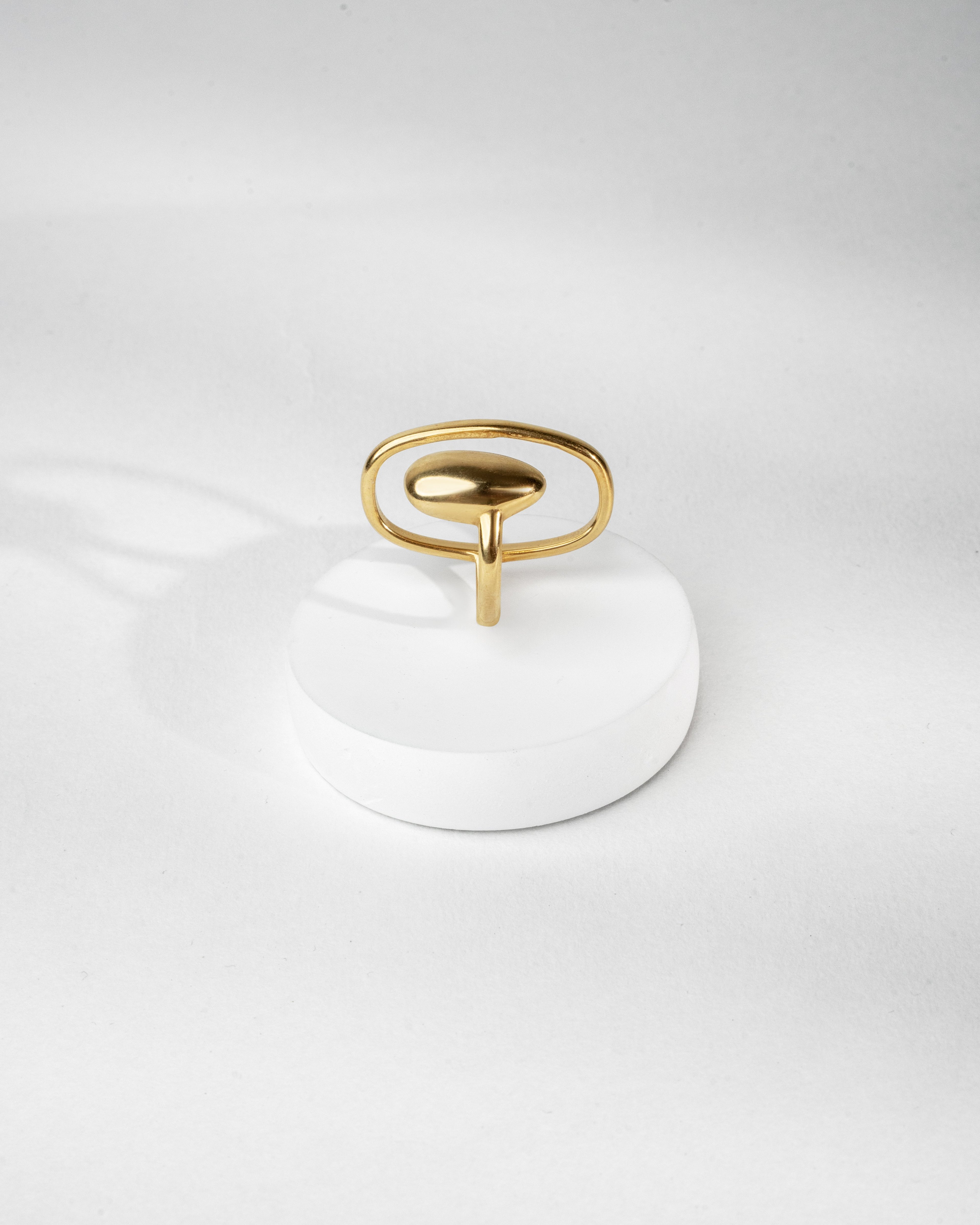 Elegant Gold-Plated Oval Ring Holder
