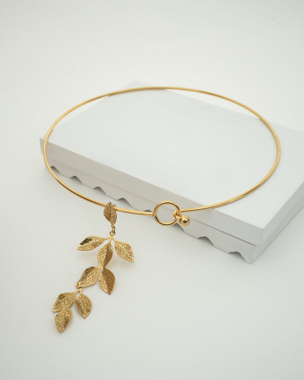 Elegant Gold Leaf Pendant Necklace