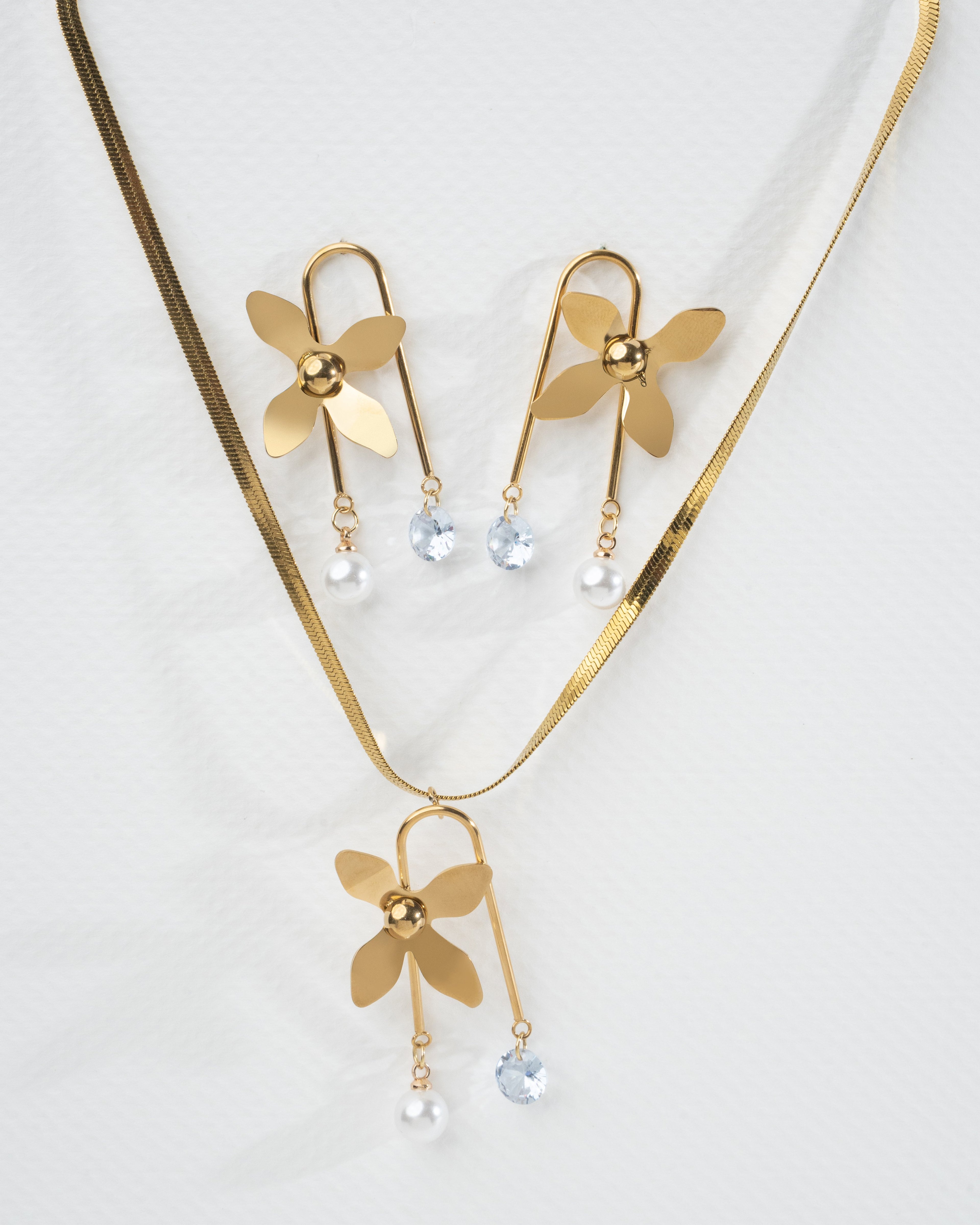 Elegant Gold Floral Jewelry Set with Crystal and Pearl Accents