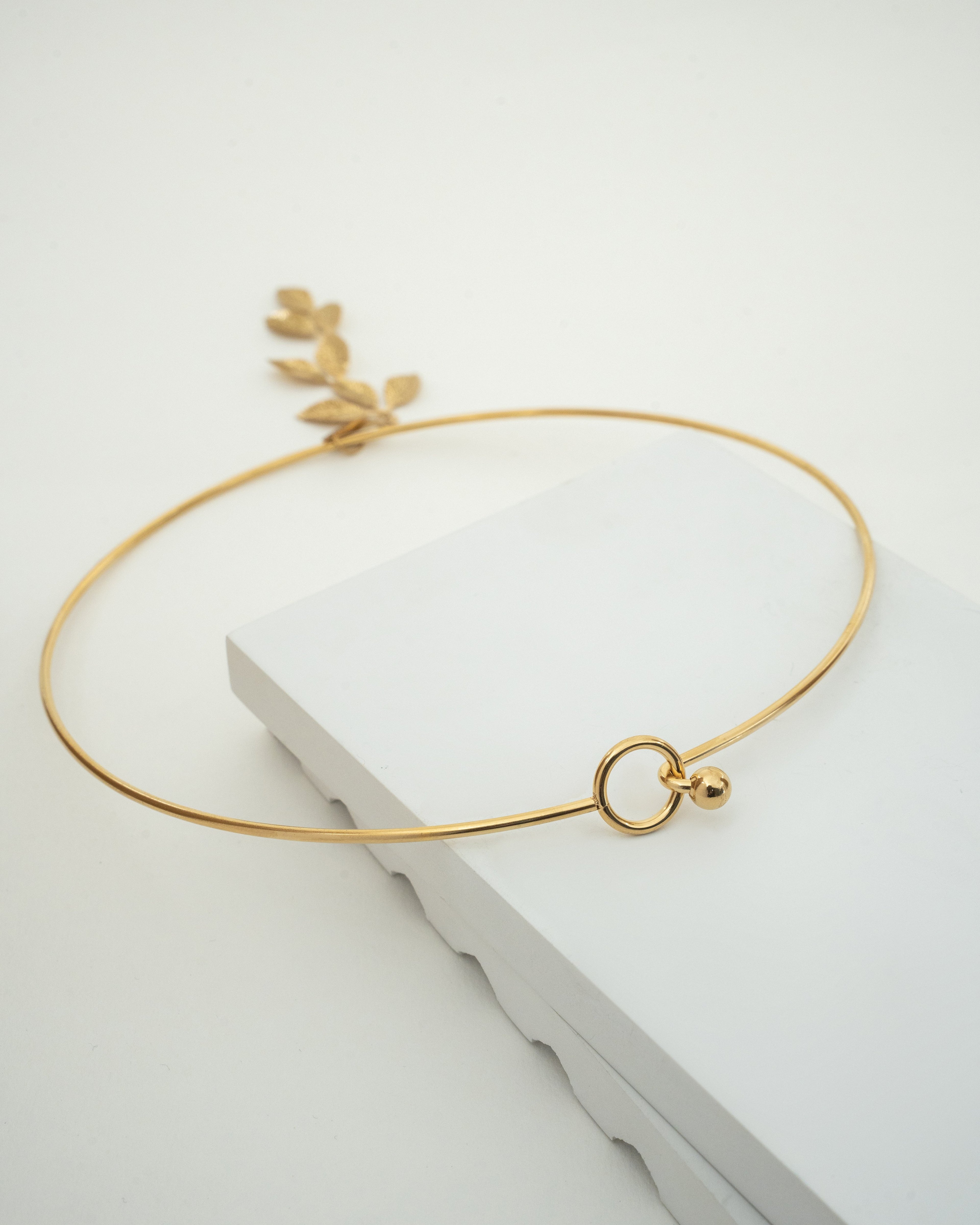 Elegant Gold Leaf Pendant Necklace