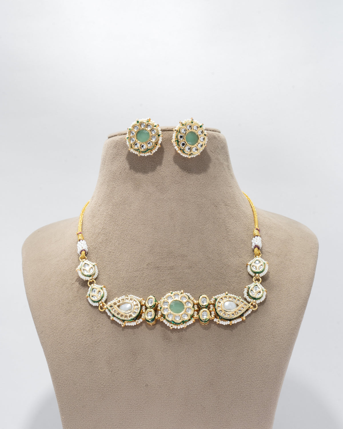 Exquisite Kundan and Pearl Jewelry Set