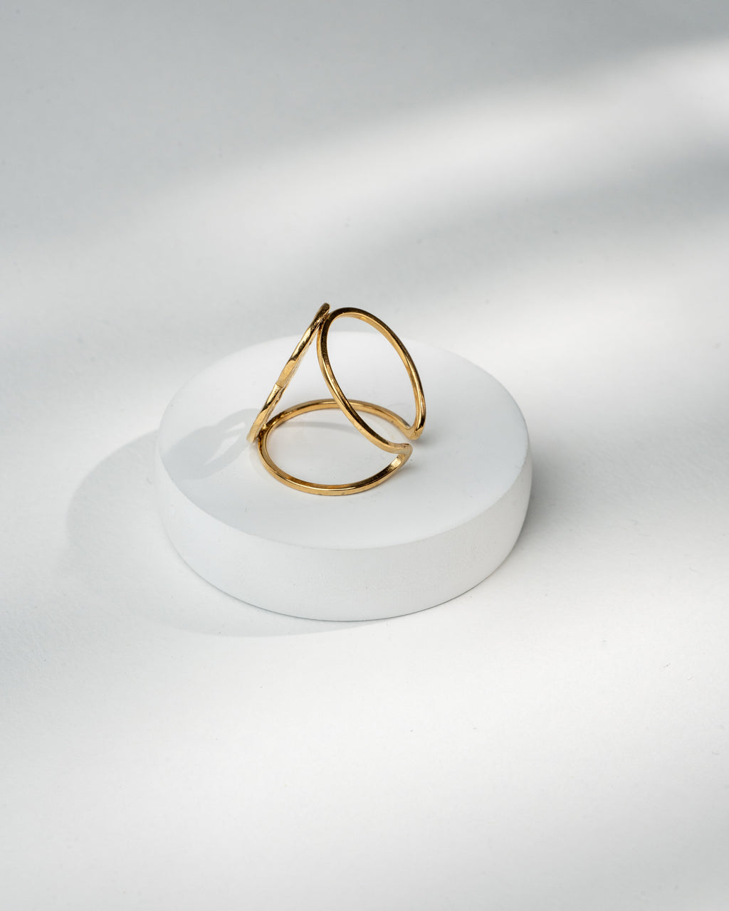 Elegant Interlocking Circle Gold Ring