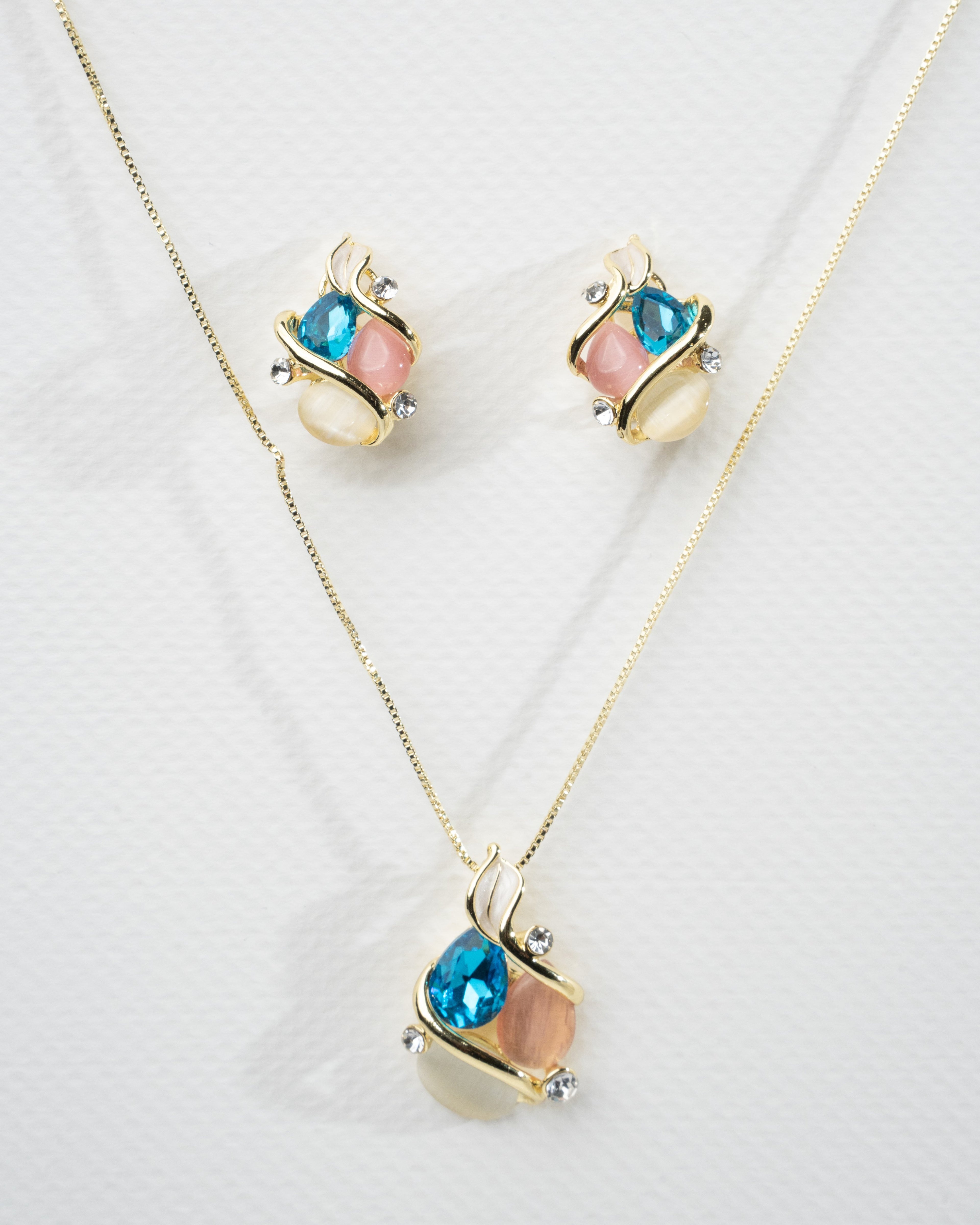 Elegant Tri-Gem Gold Pendant Necklace