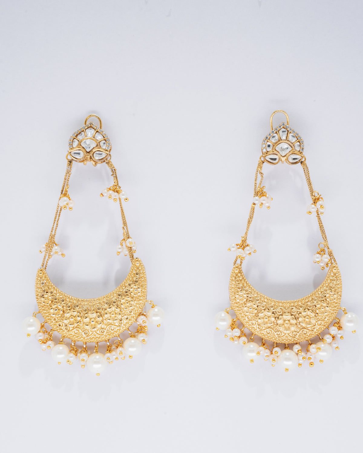 Elegant Gold-Plated Maang Tikka with Pearl Accents