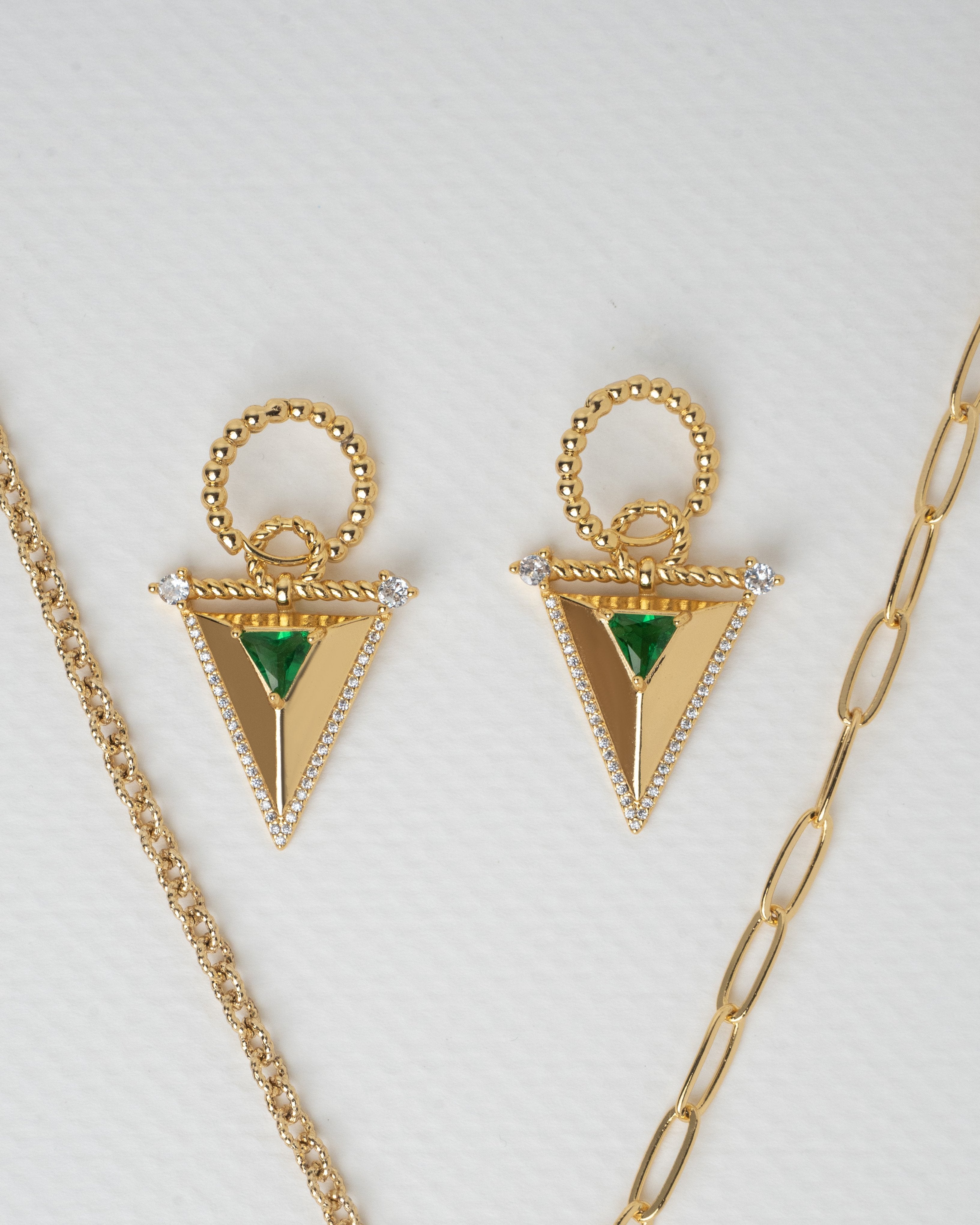 Elegant Triangular Gold Jewelry Set with Emerald Highlights