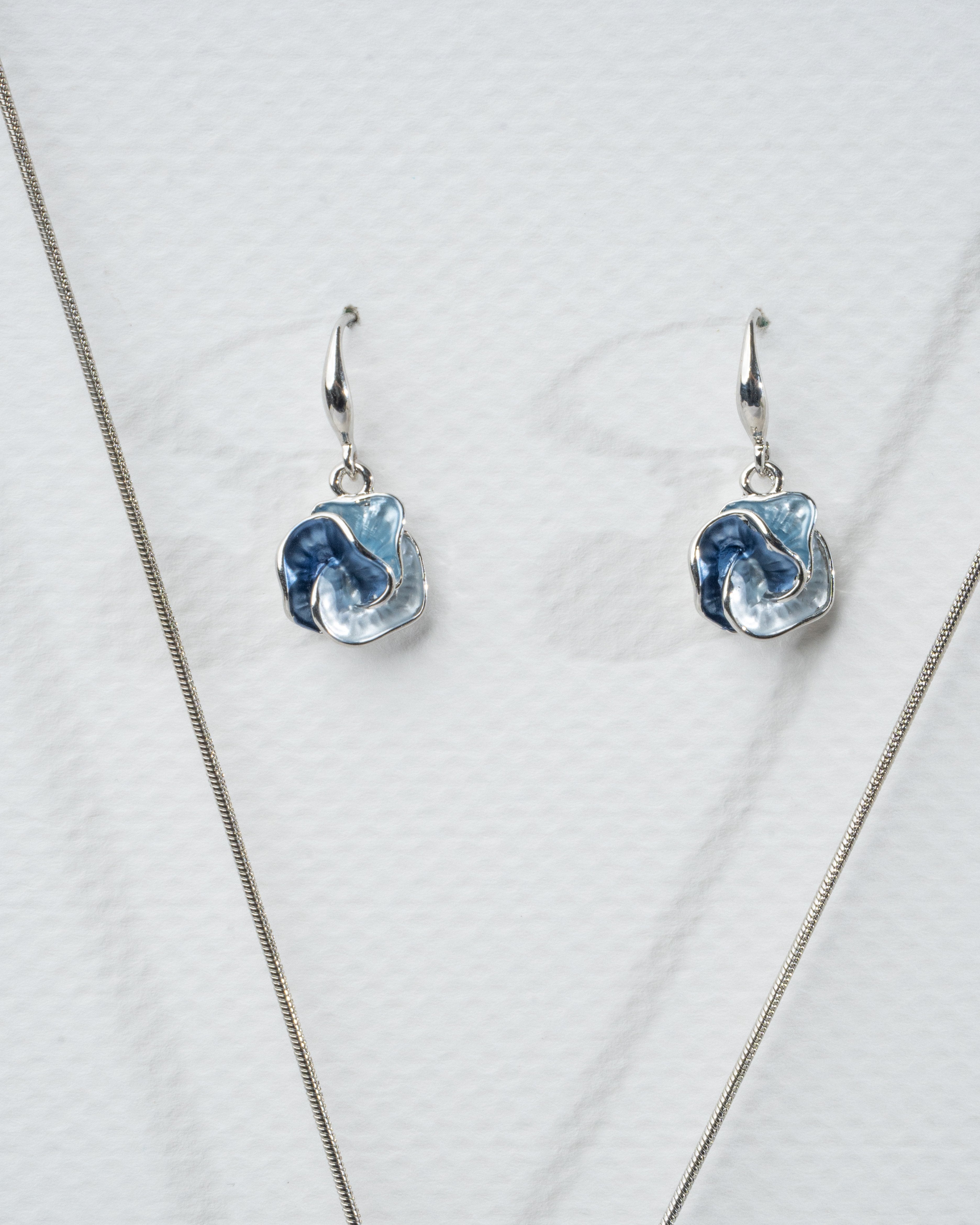 Elegant Blue Floral Pendant Necklace