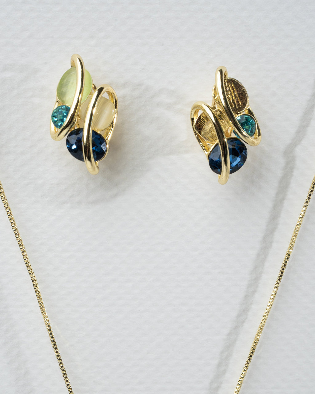 Elegant Gold Twist Jewelry Set with Multicolored Stones
