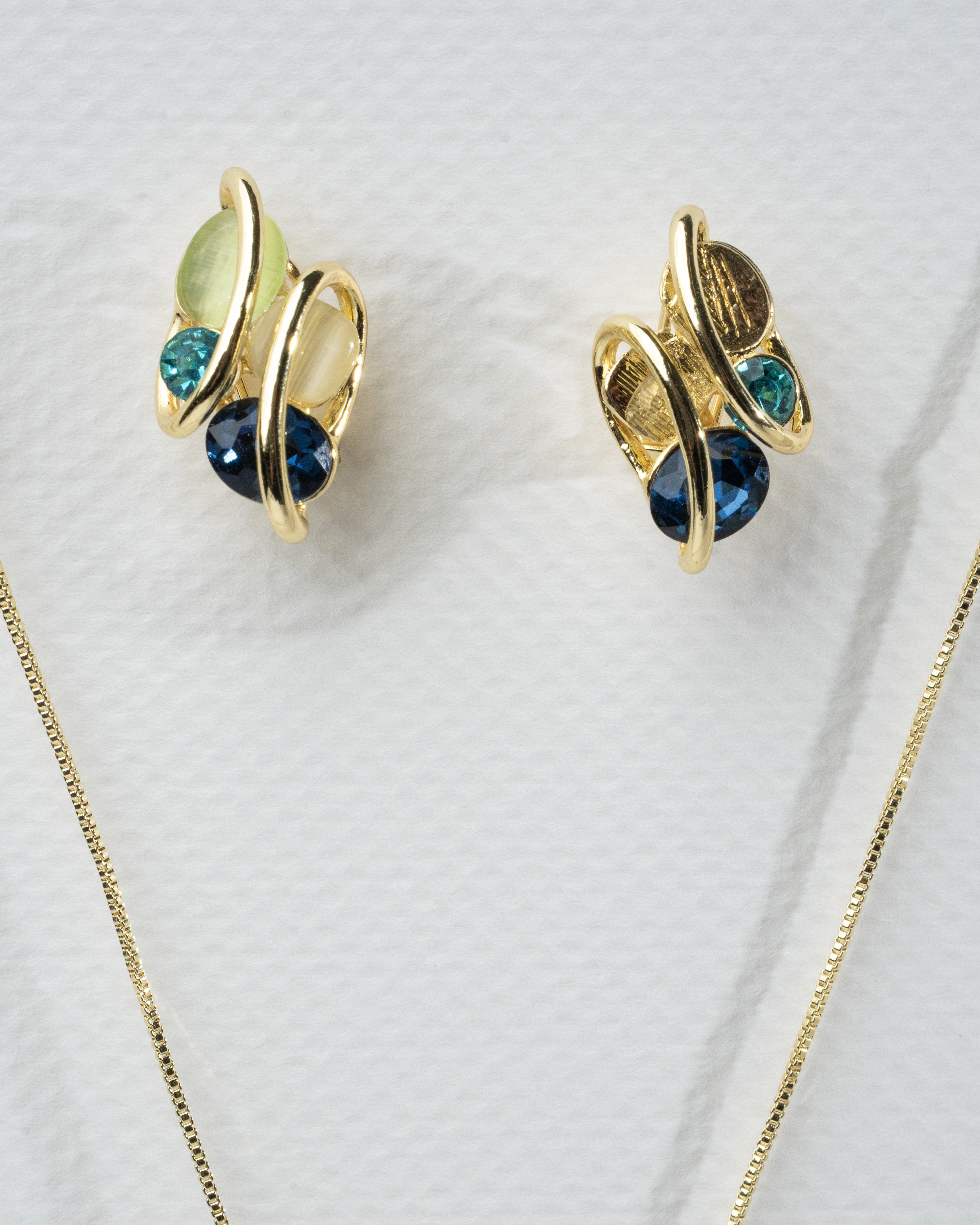 Elegant Gold Twist Jewelry Set with Multicolored Stones