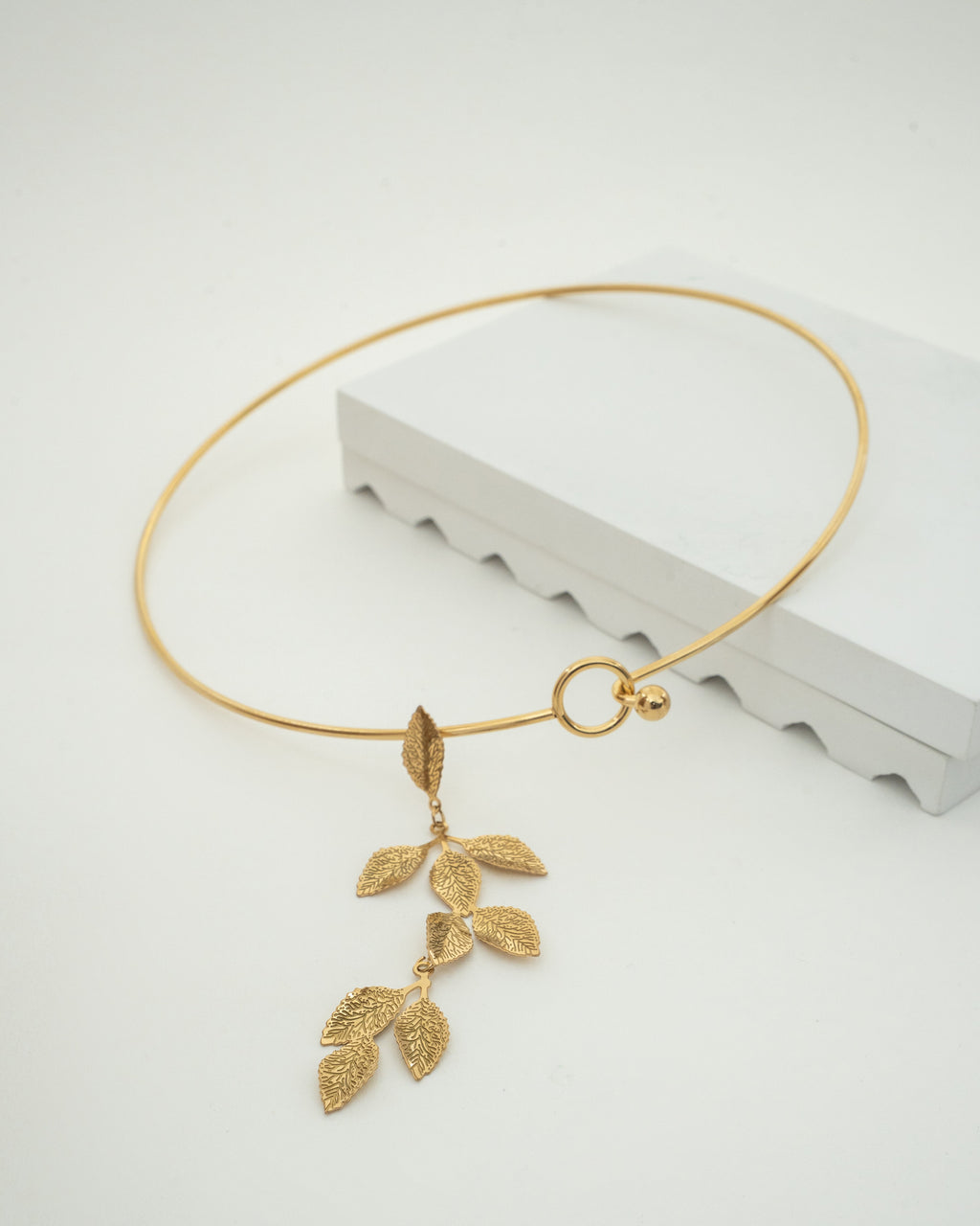 Elegant Gold Leaf Pendant Necklace