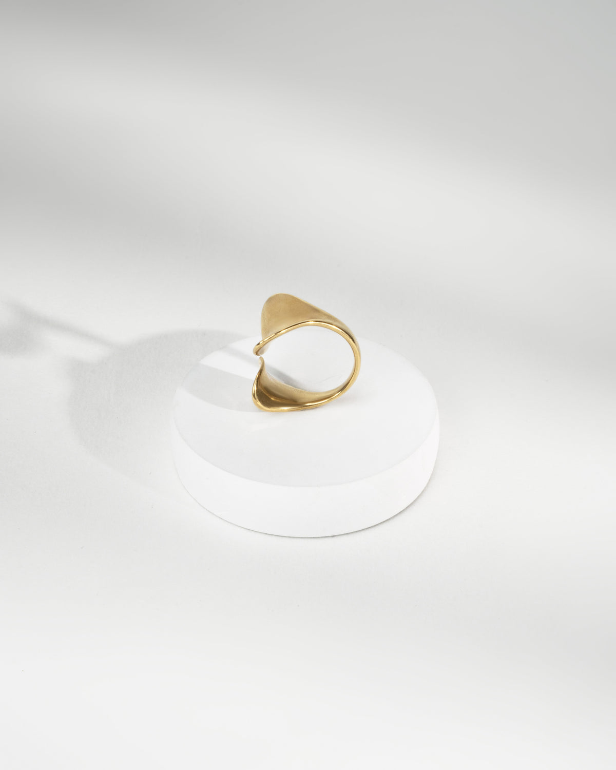 Elegant Minimalist Gold Tone Curve Ring