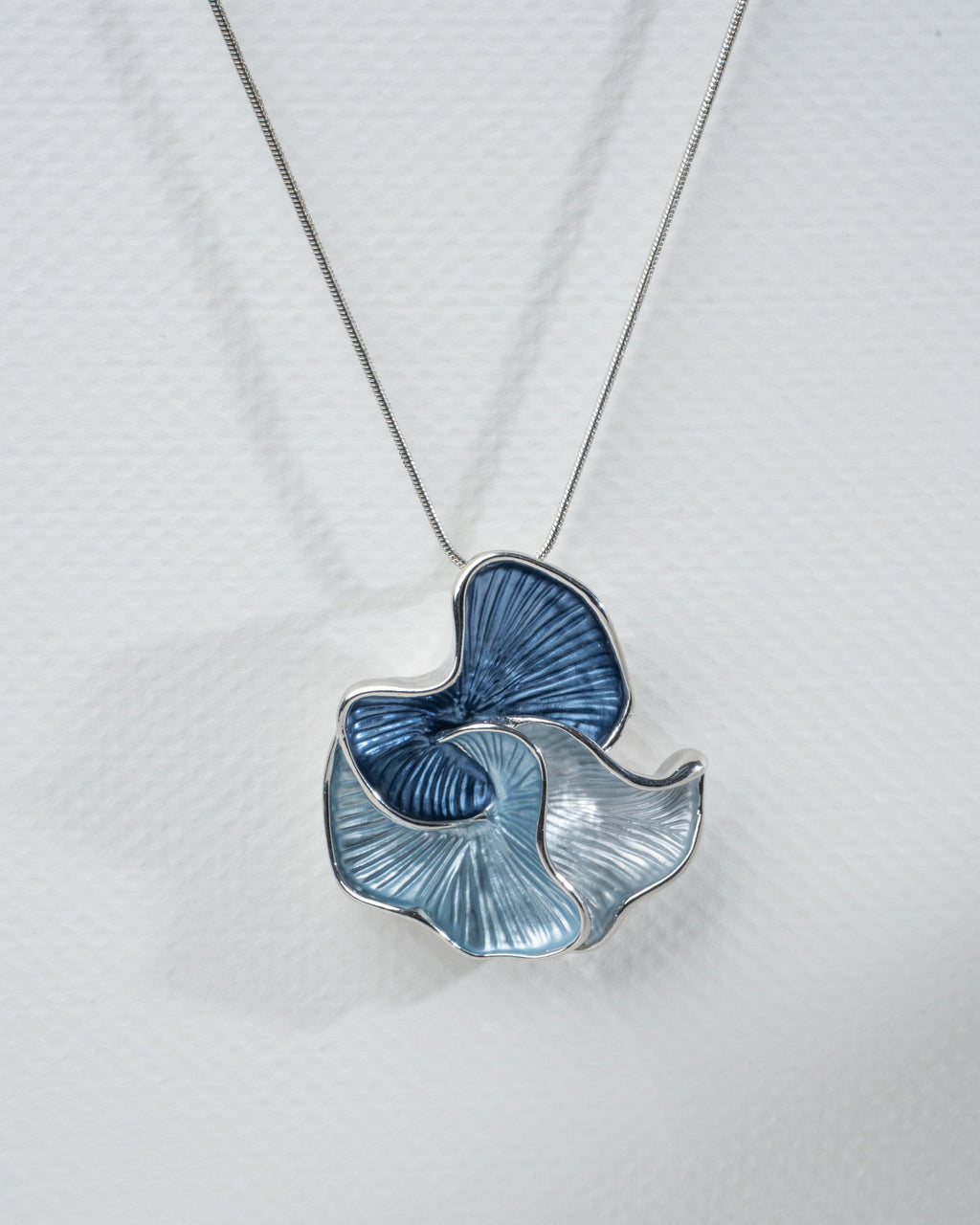 Elegant Blue Floral Pendant Necklace