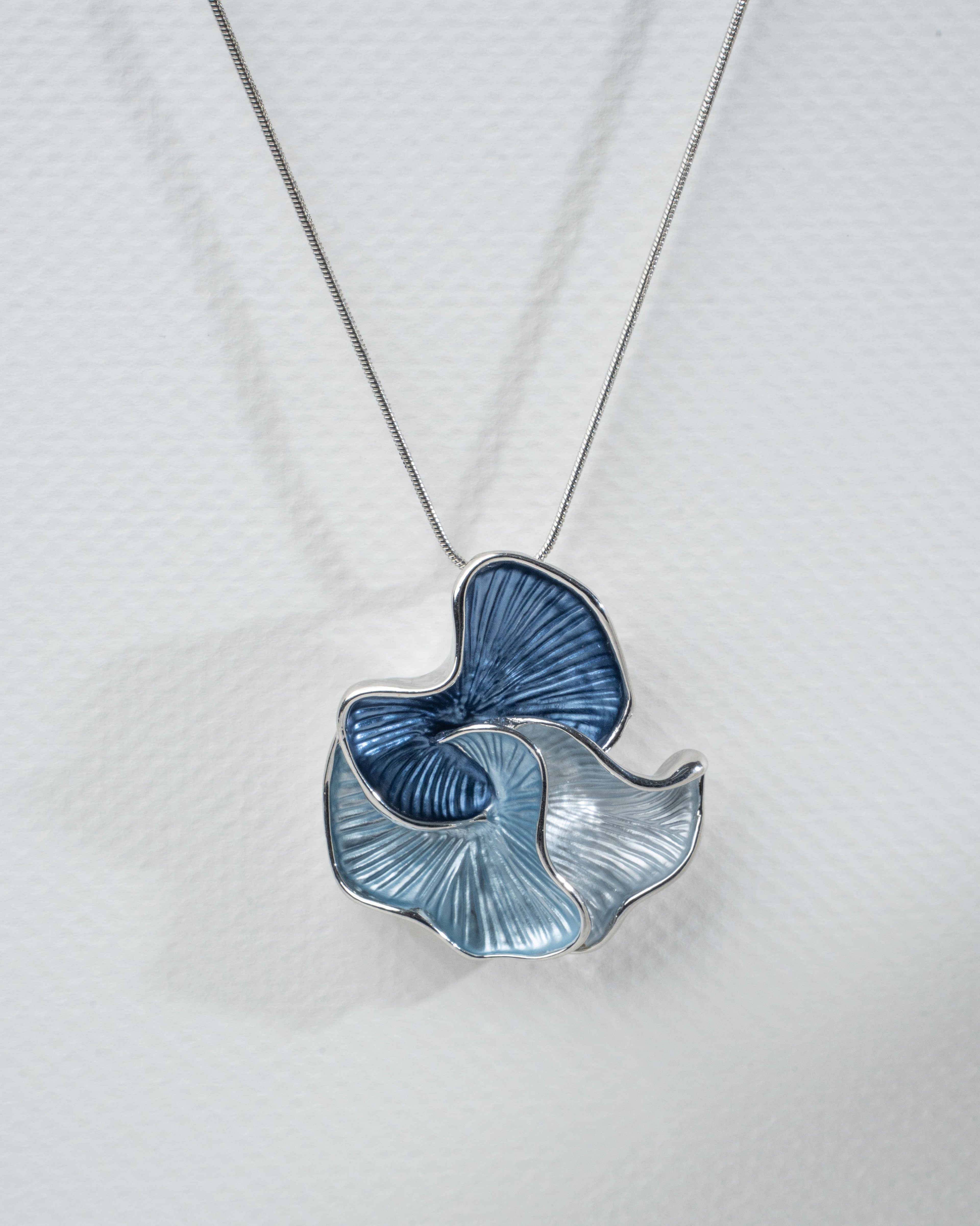 Elegant Blue Floral Pendant Necklace