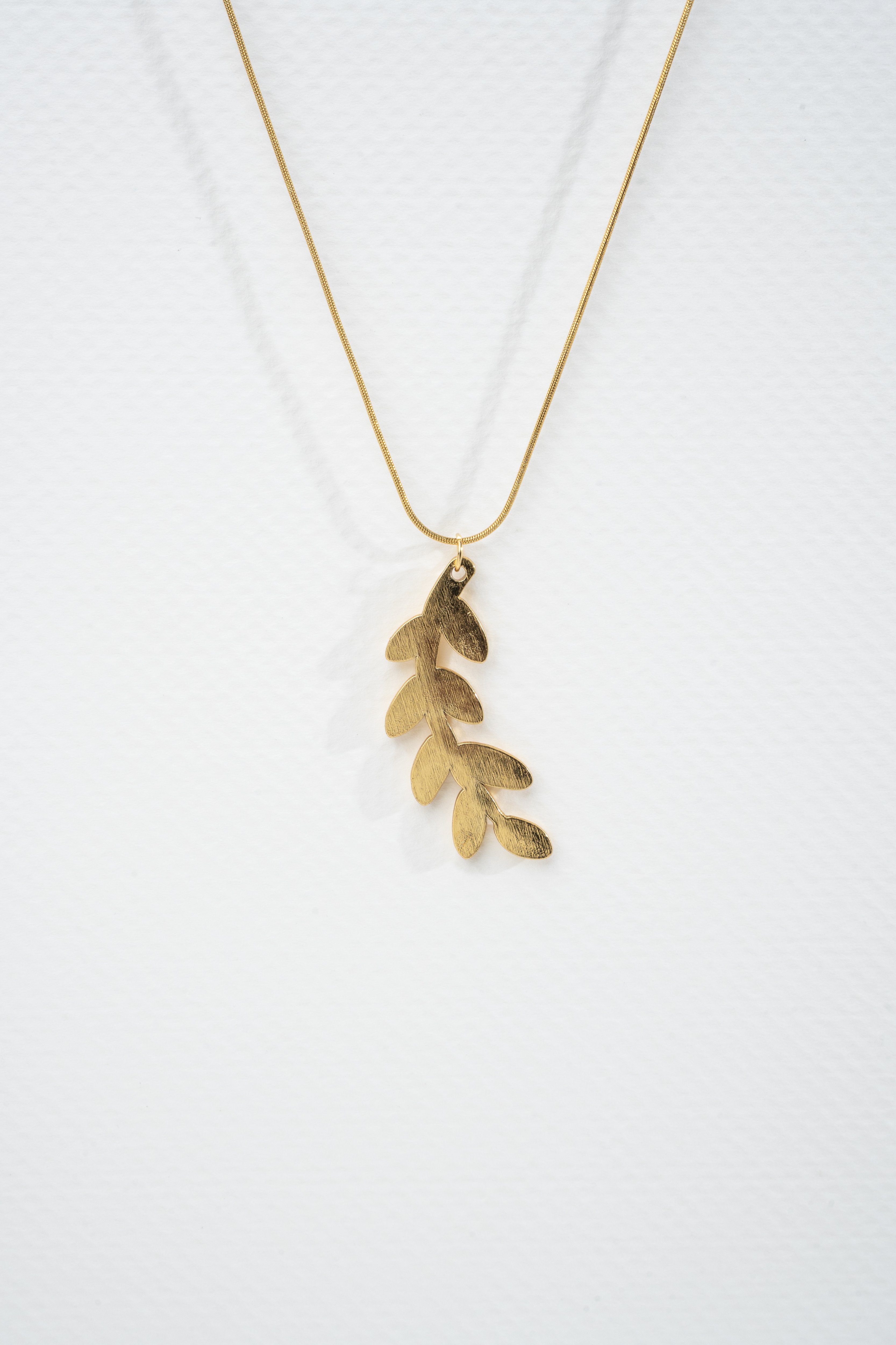 Elegant Gold Leaf Pendant Necklace
