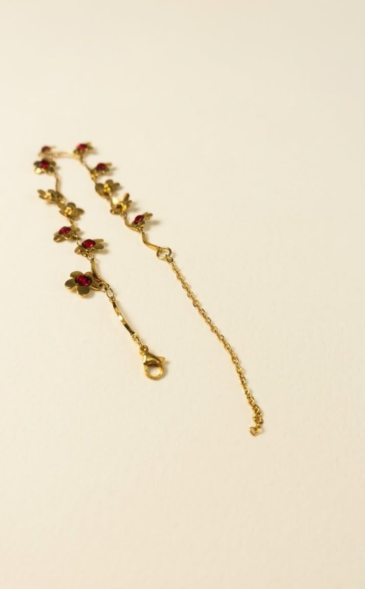 Gold-tone scalloped anklet with flower charms and red crystals - view 3