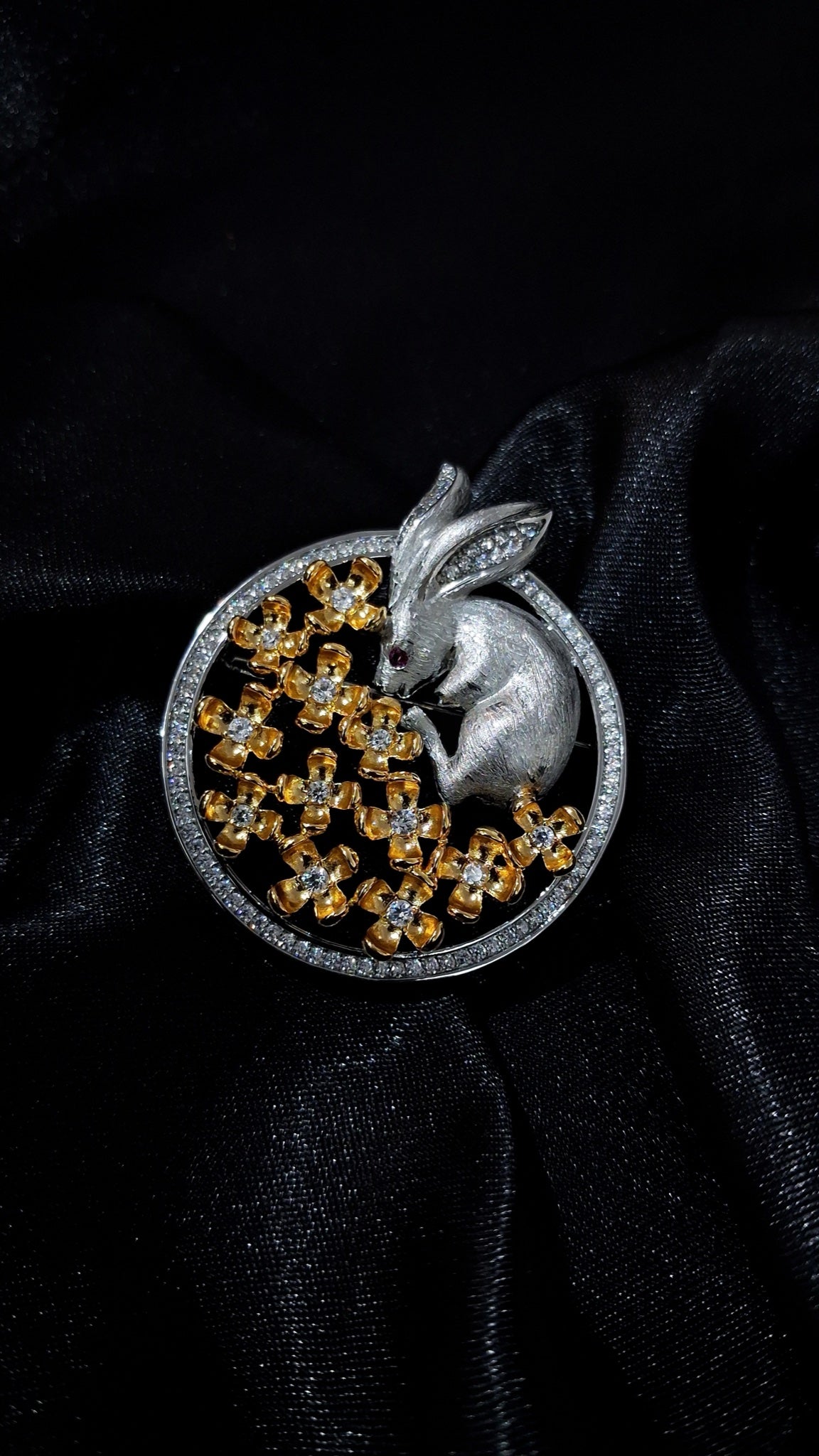 Dual-tone round brooch with silver rabbit and gold flowers on black enamel - view 3
