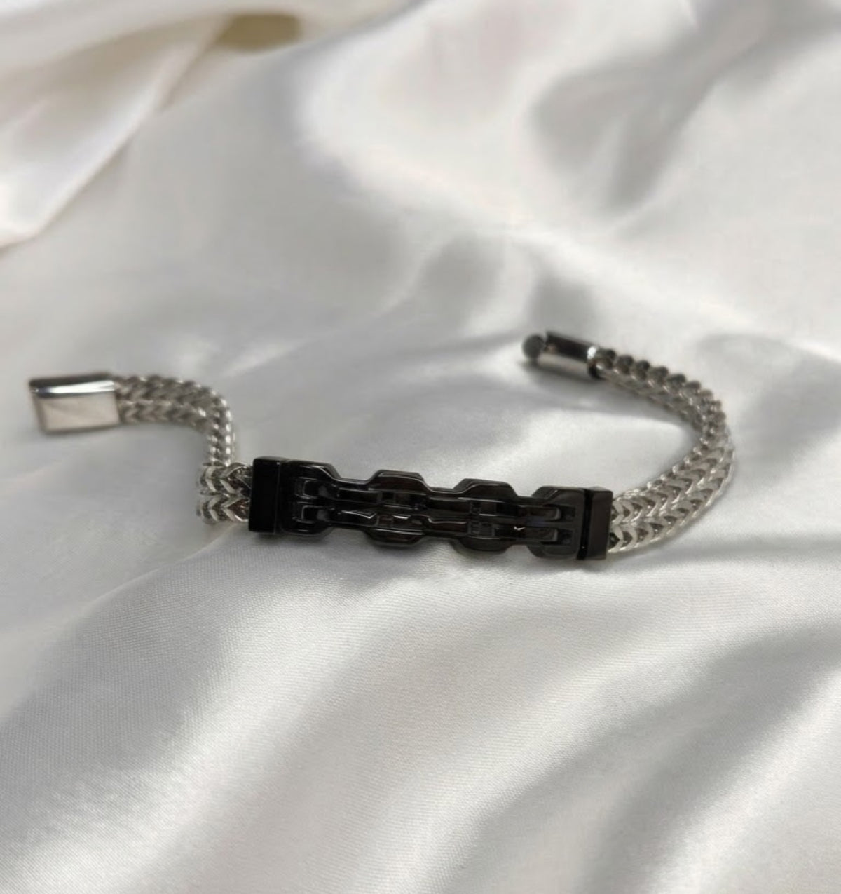 Silver-tone wheat chain bracelet with sculpted buckle-link centrepiece and polished end caps - view 2