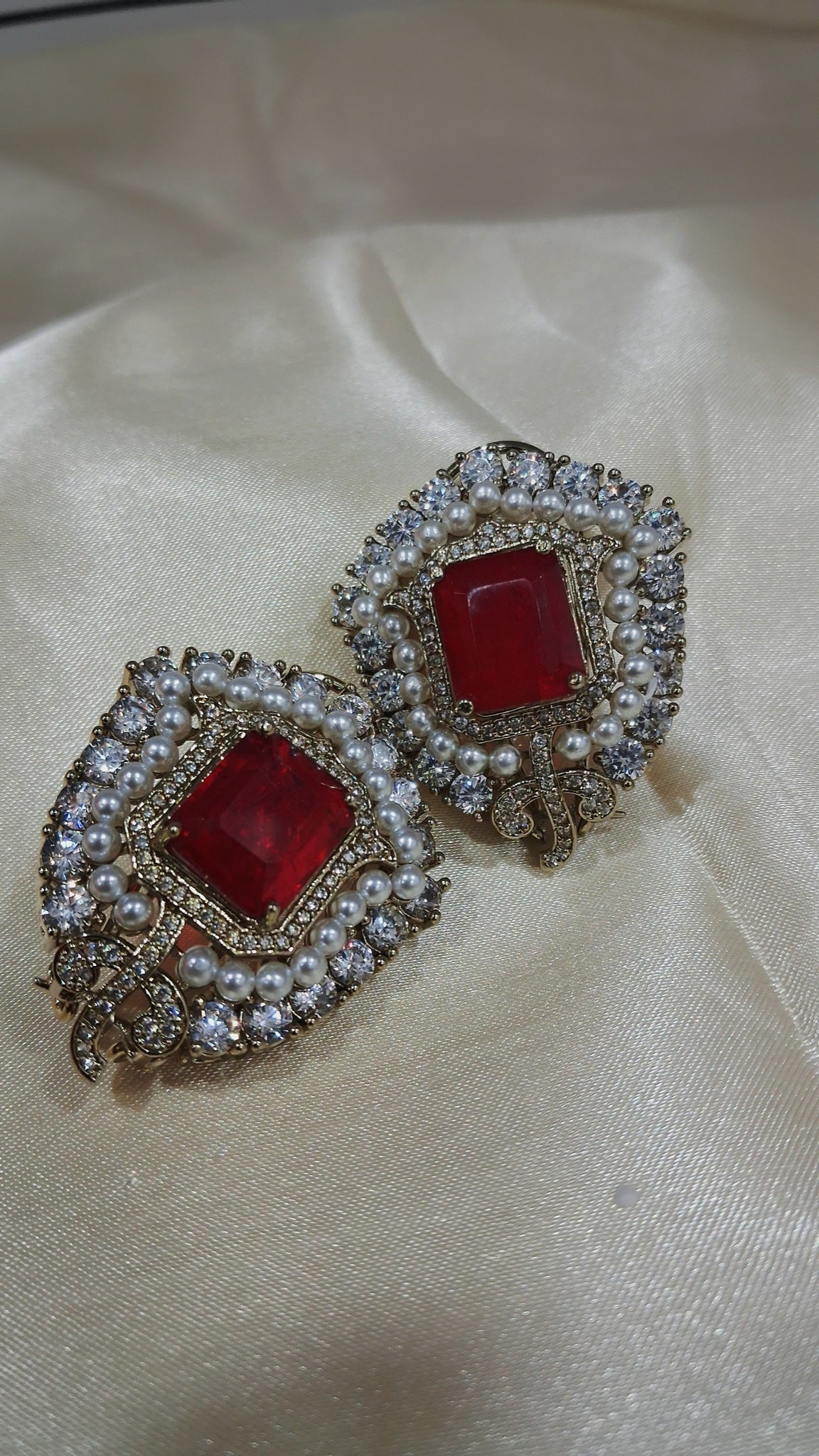 Shield-shaped stud earrings with red stone, faux pearls and crystals - view 3