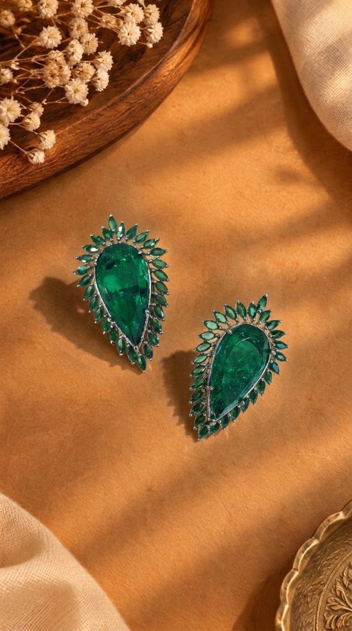 Pear-shaped stud earrings with green stone and green marquise halo