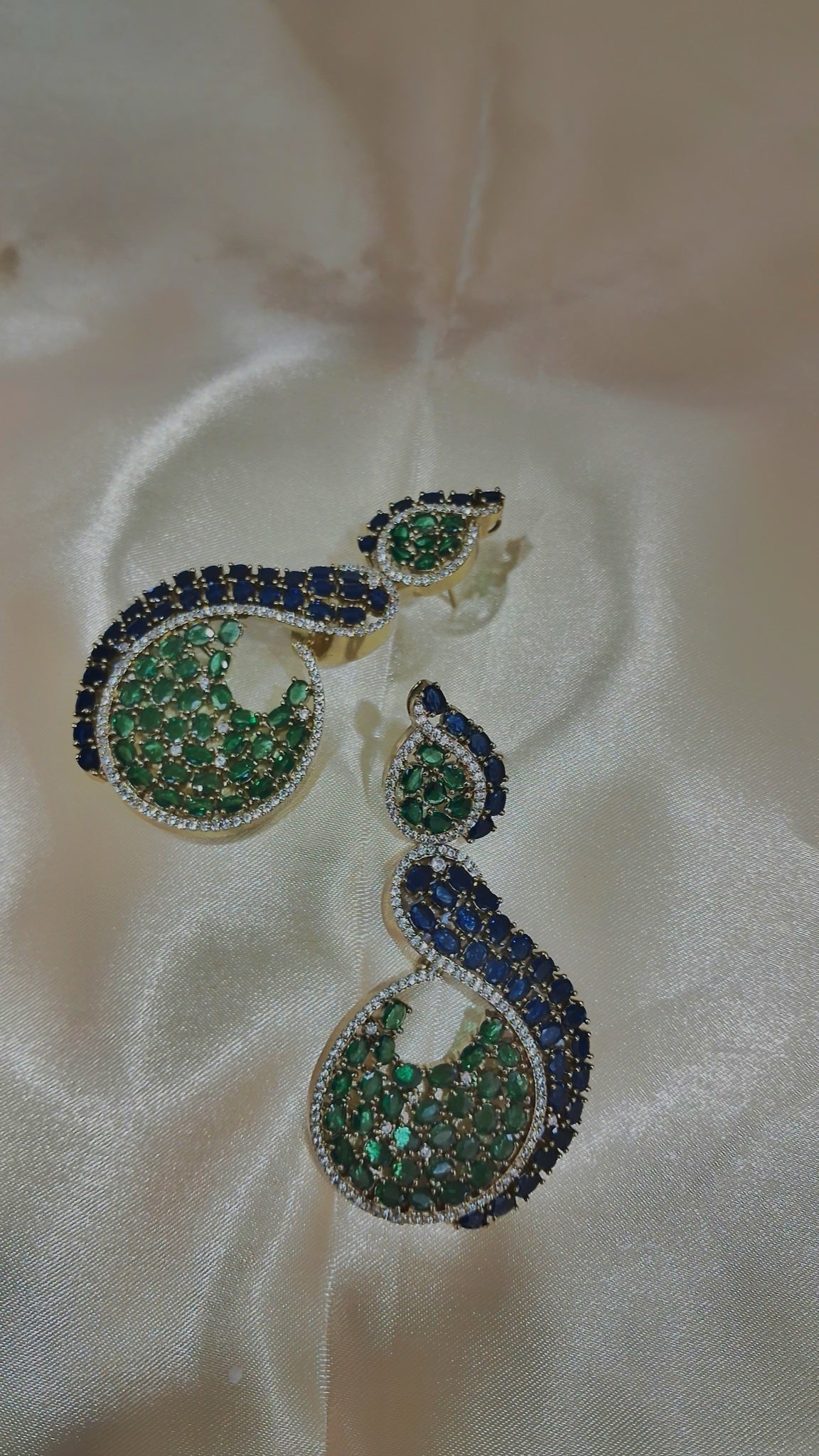 Swirl crescent earrings with emerald-green and sapphire-blue stones - view 3