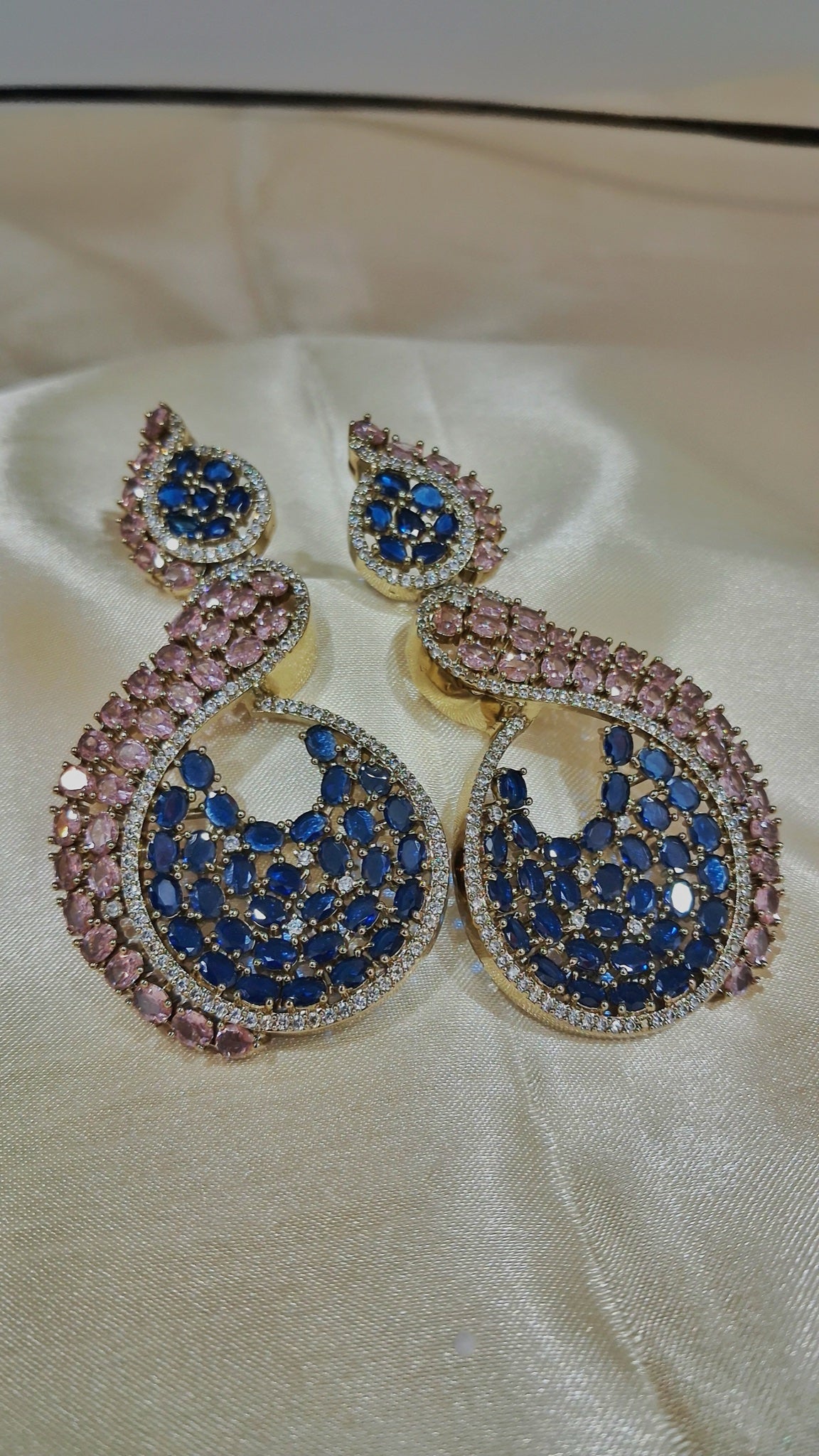 Swirl crescent earrings with peach and sapphire-blue stones - view 3