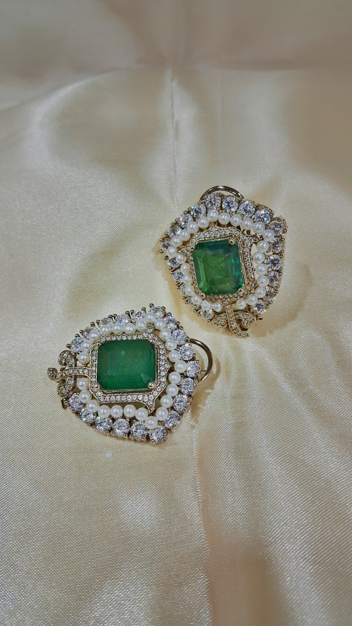 Shield-shaped stud earrings with green stone, faux pearls and crystals - view 3